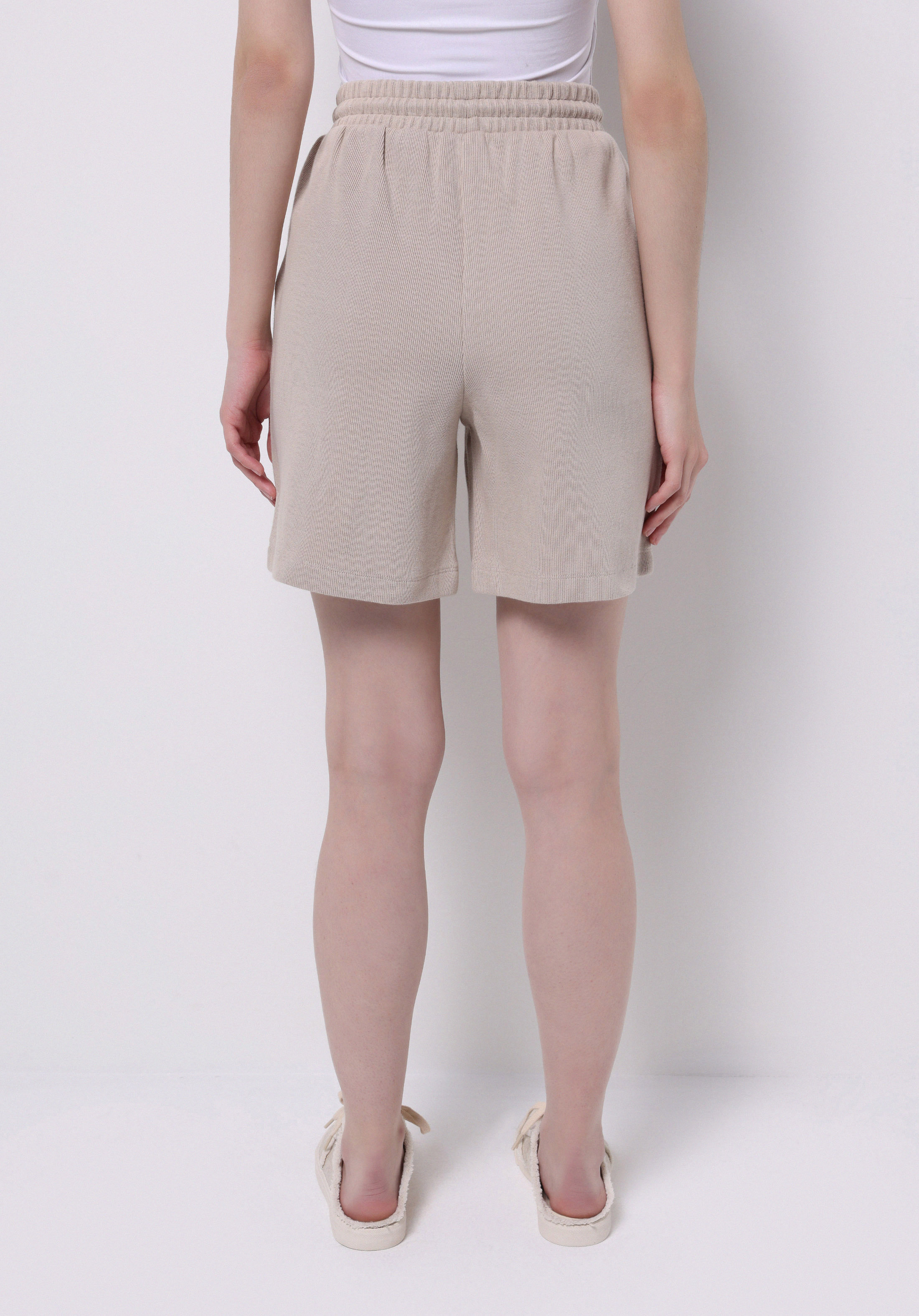 Regular Fit Orta Bel Baskılı Kadın Bej Şort