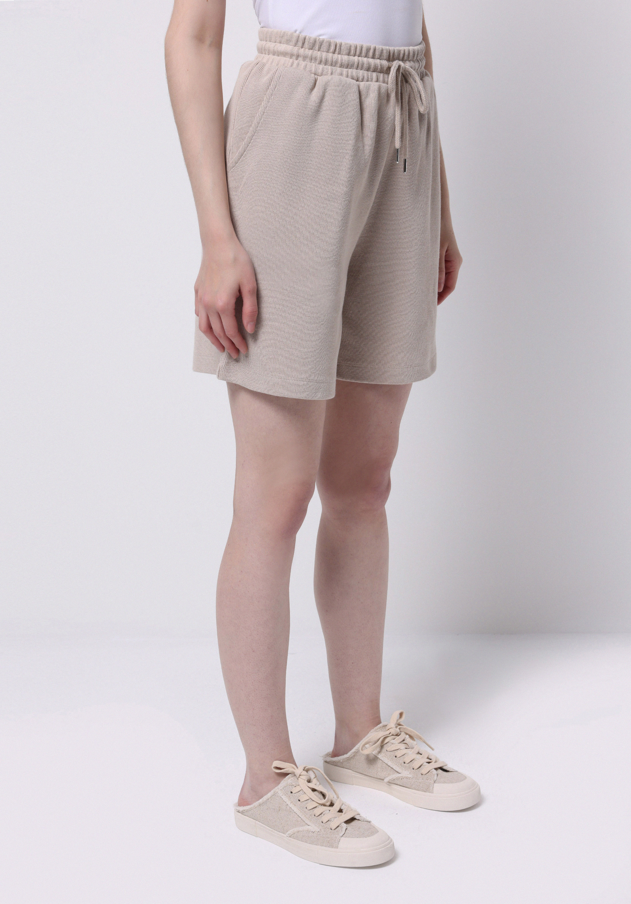 Regular Fit Orta Bel Baskılı Kadın Bej Şort