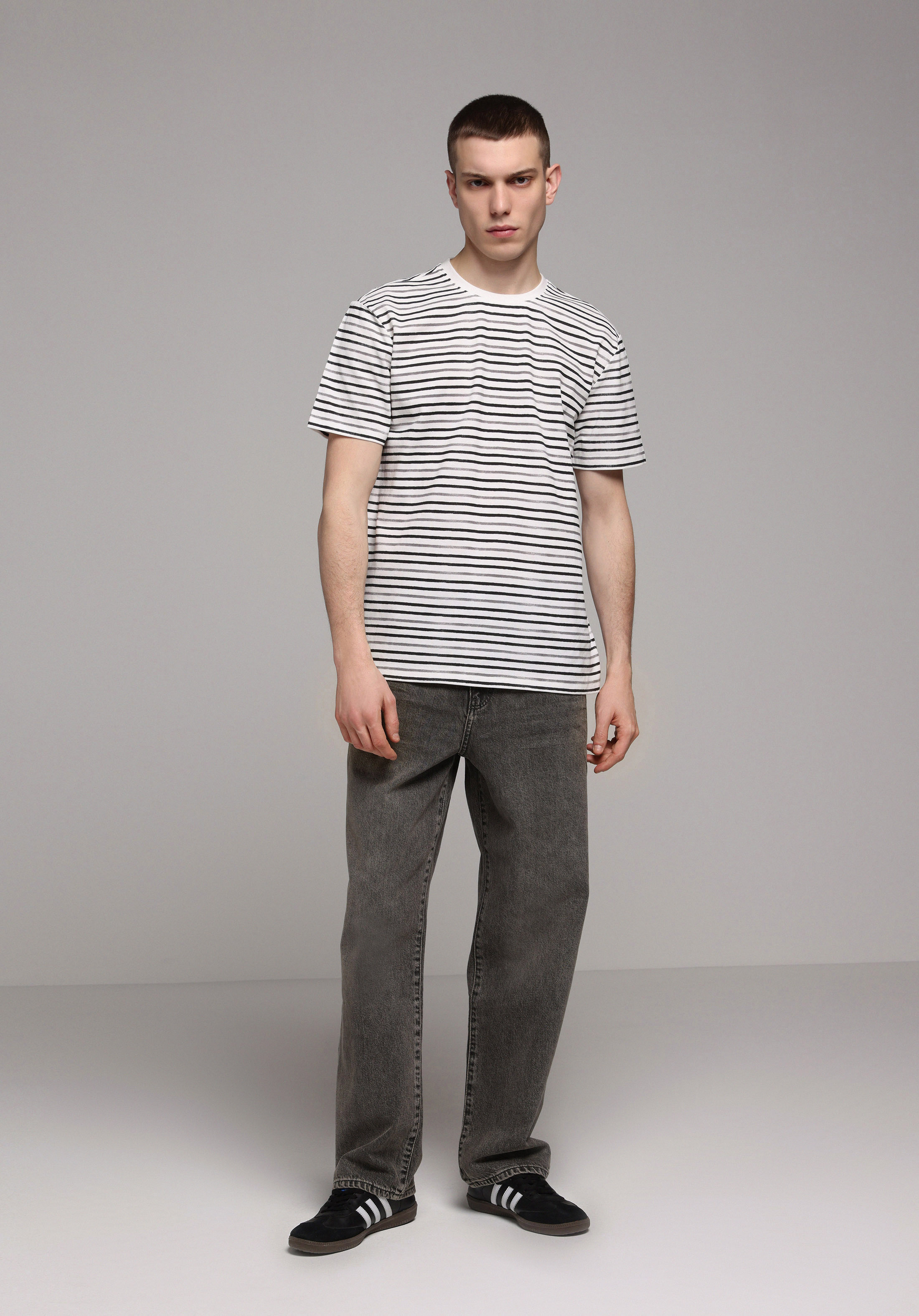 Regular Fit Yuvarlak Yaka Çizgili Erkek Gri Kısa Kol Tişört
