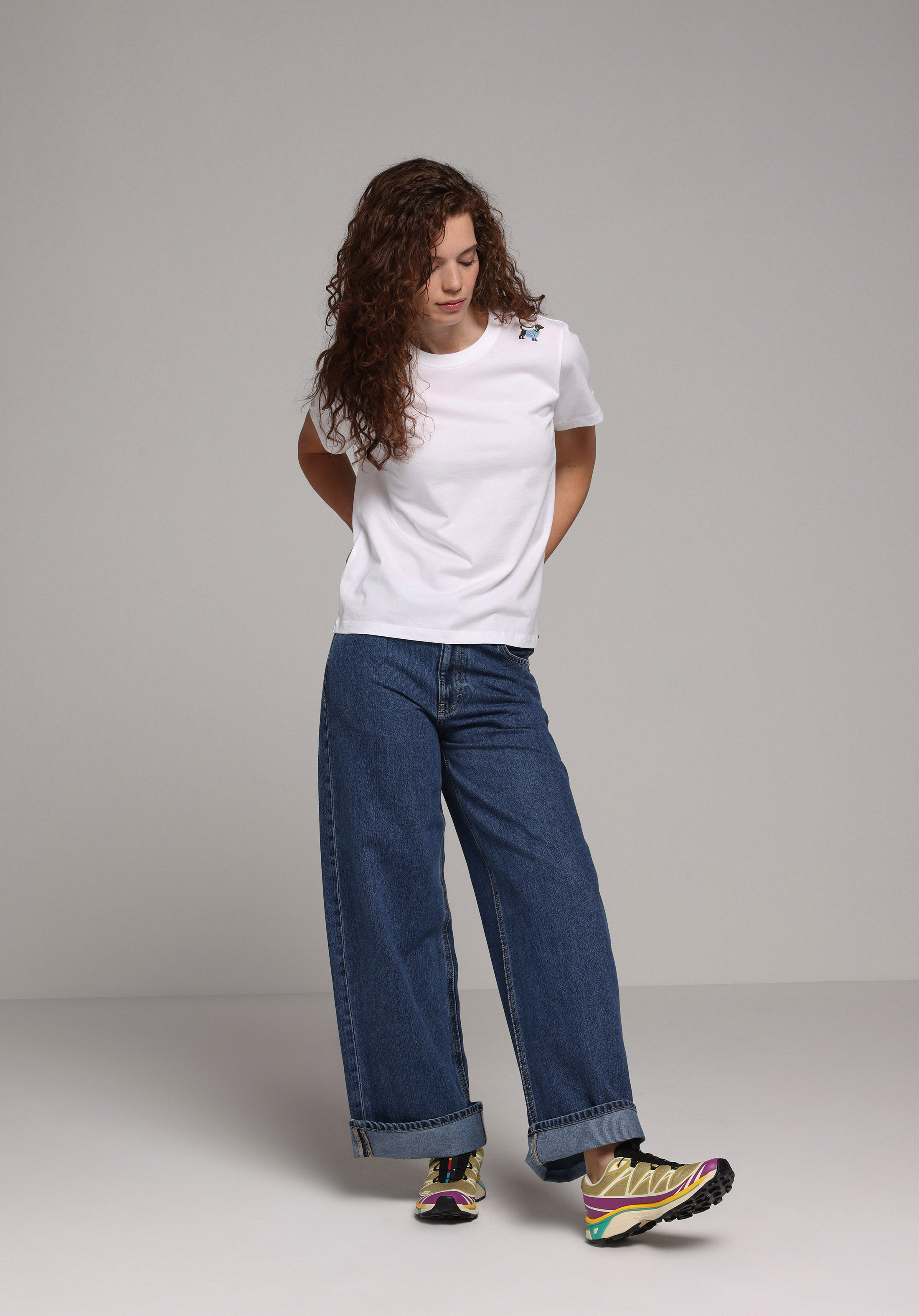 Regular Fit Yuvarlak Yaka Nakışlı Kadın Beyaz Kısa Kol Tişört