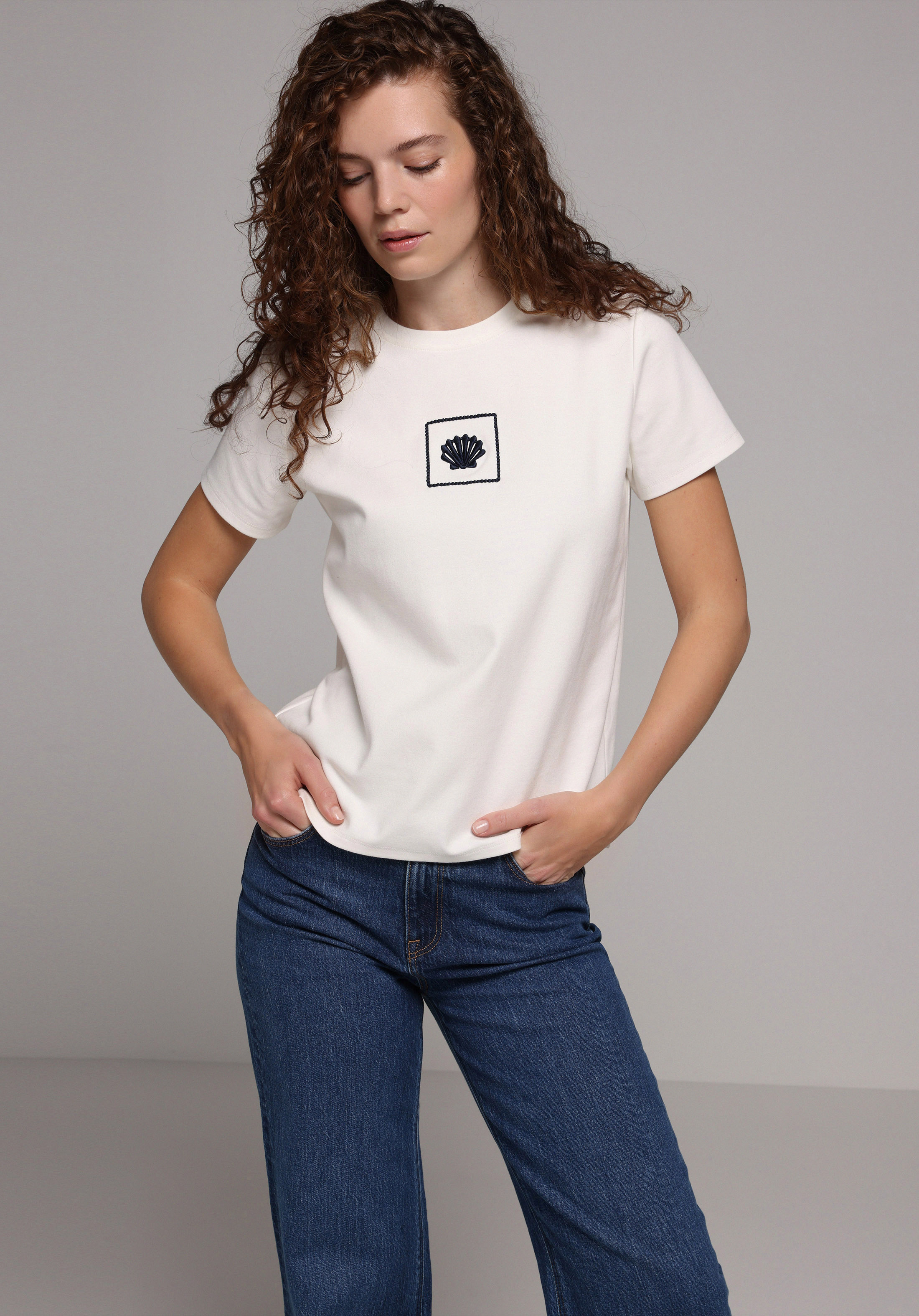 Regular Fit Yuvarlak Yaka Nakışlı Kadın Beyaz Kısa Kol Tişört