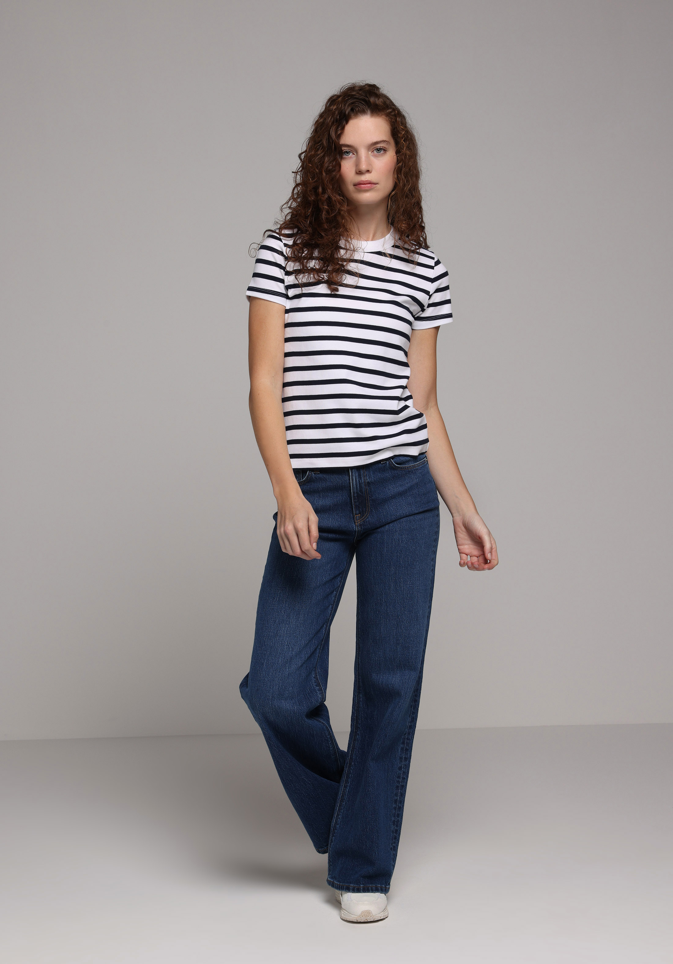 Slim Fit Yuvarlak Yaka Çizgili Kadın Lacivert Kısa Kol Tişört