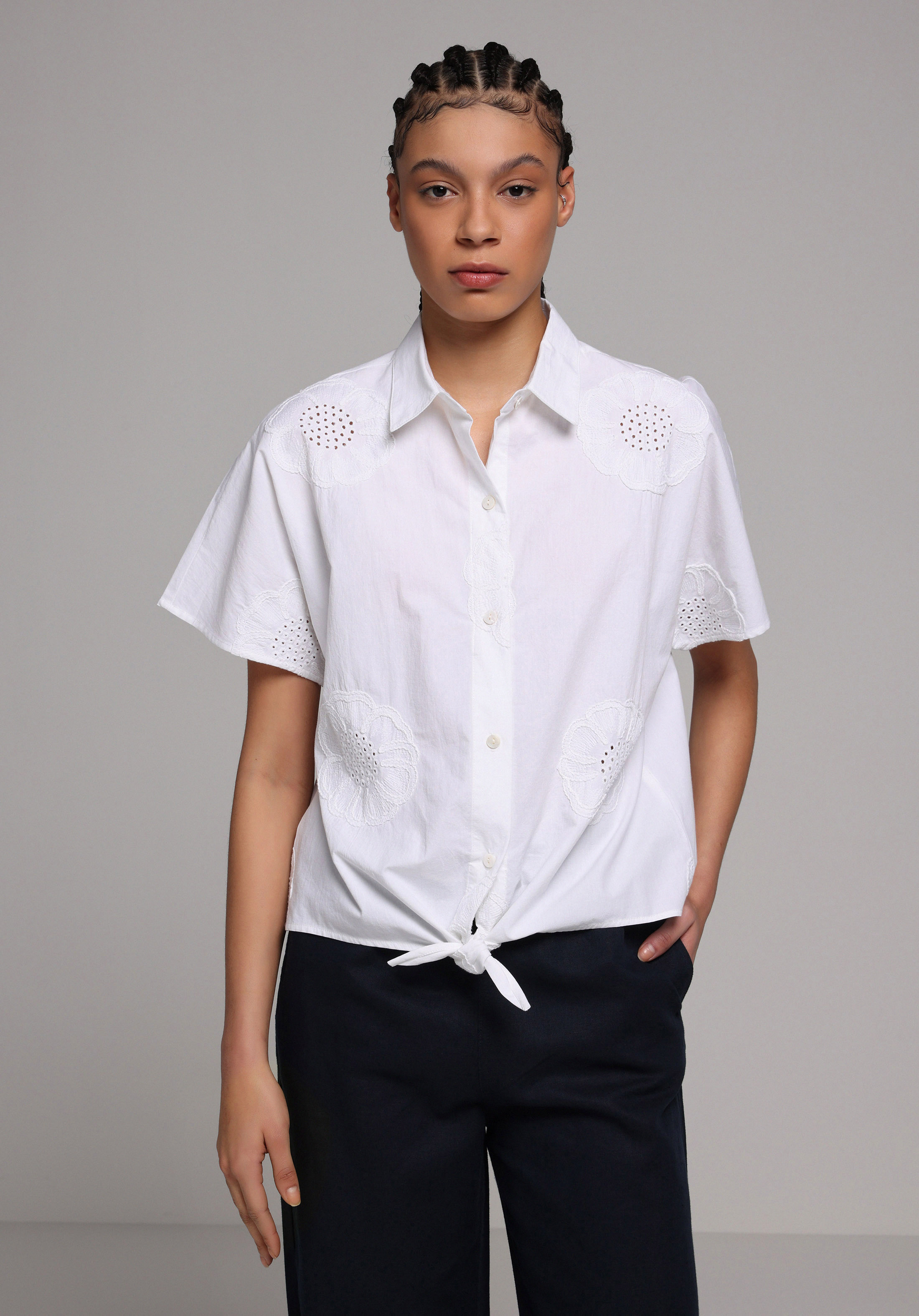 Fashion Fit Shirt Neck Nakışlı Kadın Beyaz Kısa Kol Gömlek