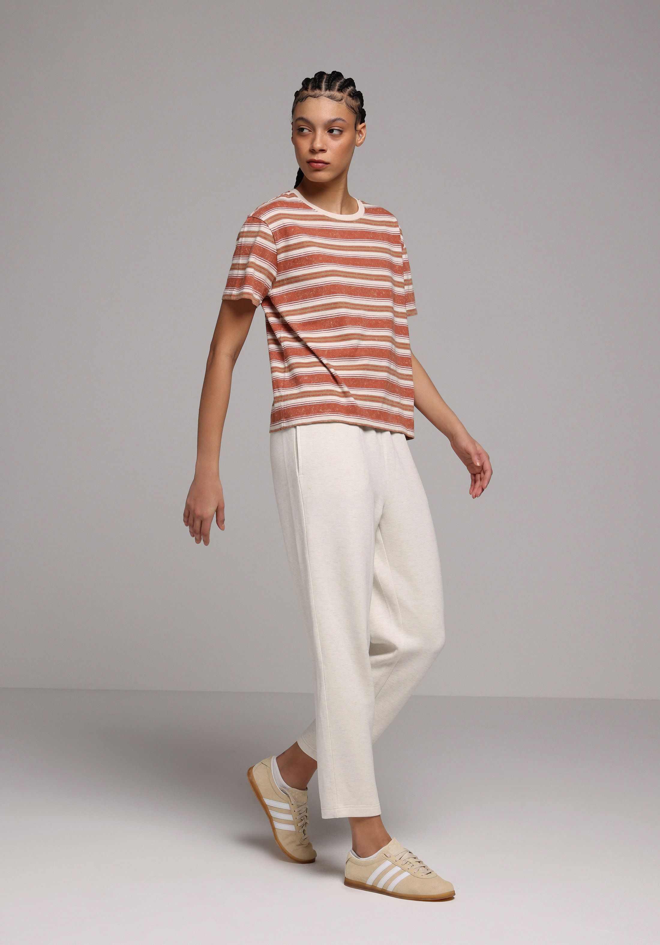 Regular Fit Yuvarlak Yaka Çizgili Kadın Kahverengi Kısa Kol Tişört
