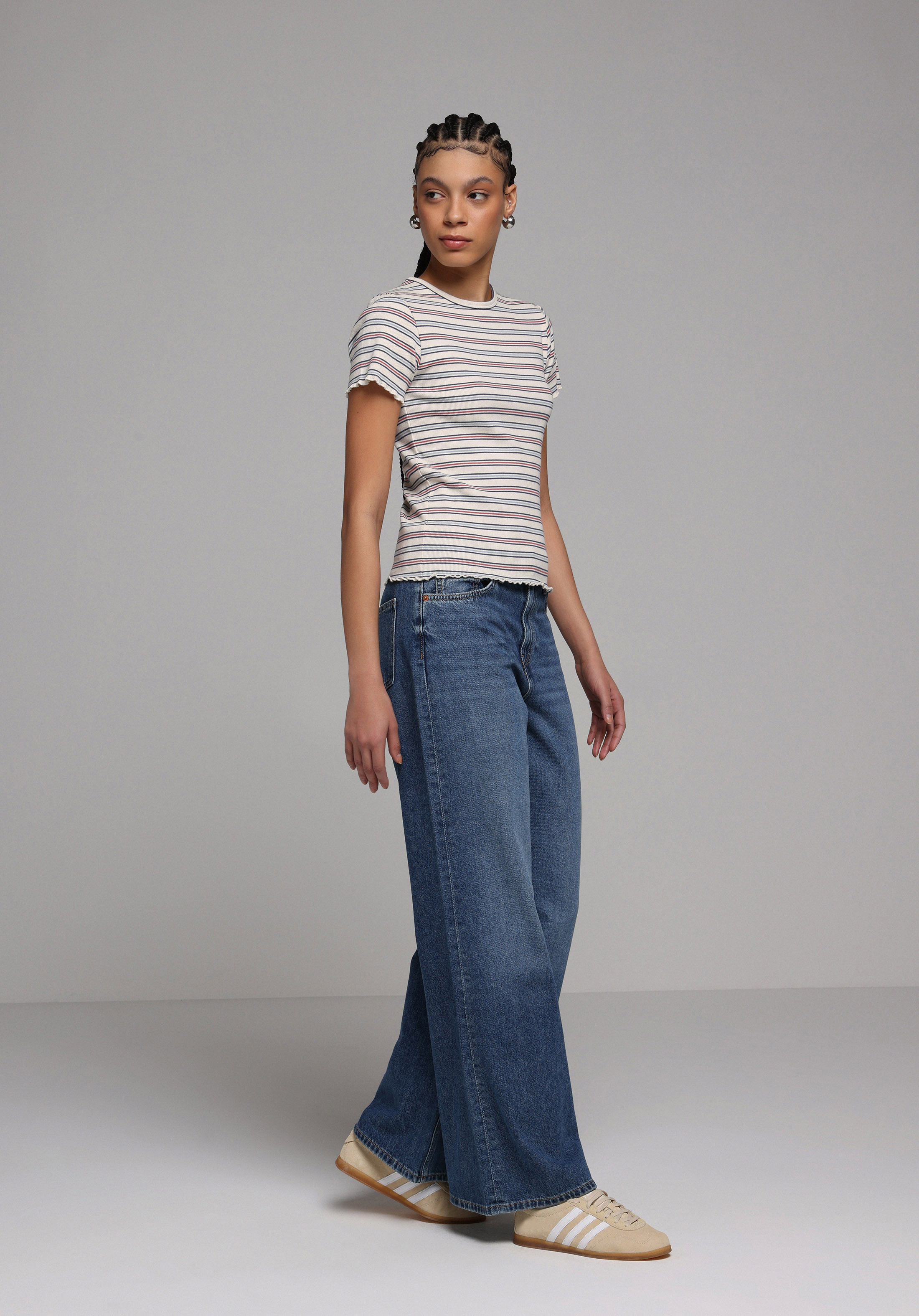 Slim Fit Yuvarlak Yaka Çizgili Kadın Çok Renkli Kısa Kol Tişört