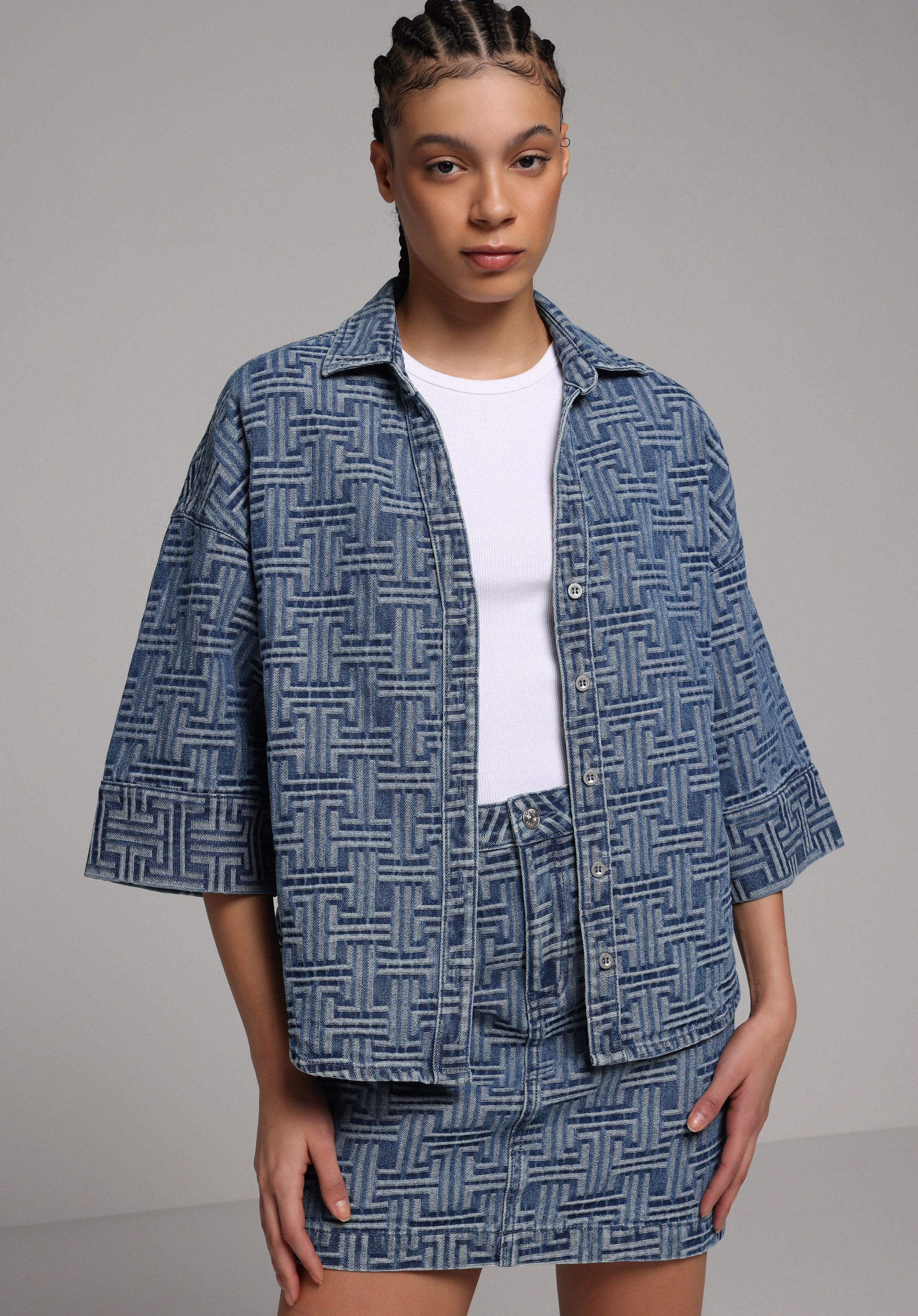 Oversize Fit Klasik Yaka Düz Kadın Mid İndigo Denim Uzun Kol Gömlek