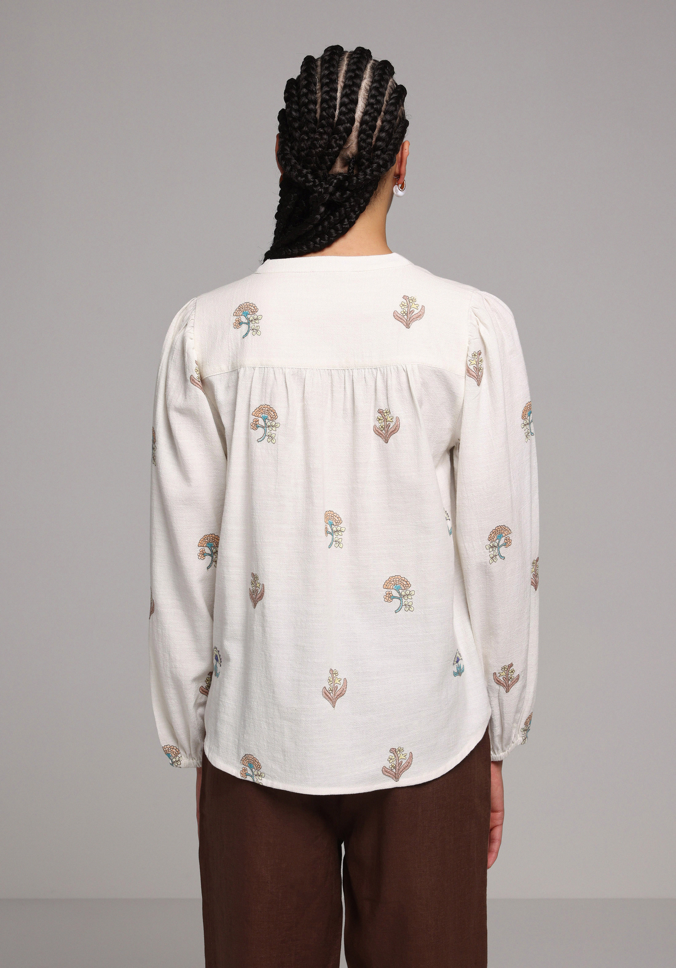 Fashion Fit Yuvarlak Yaka Nakışlı Kadın Ekru Uzun Kol Gömlek