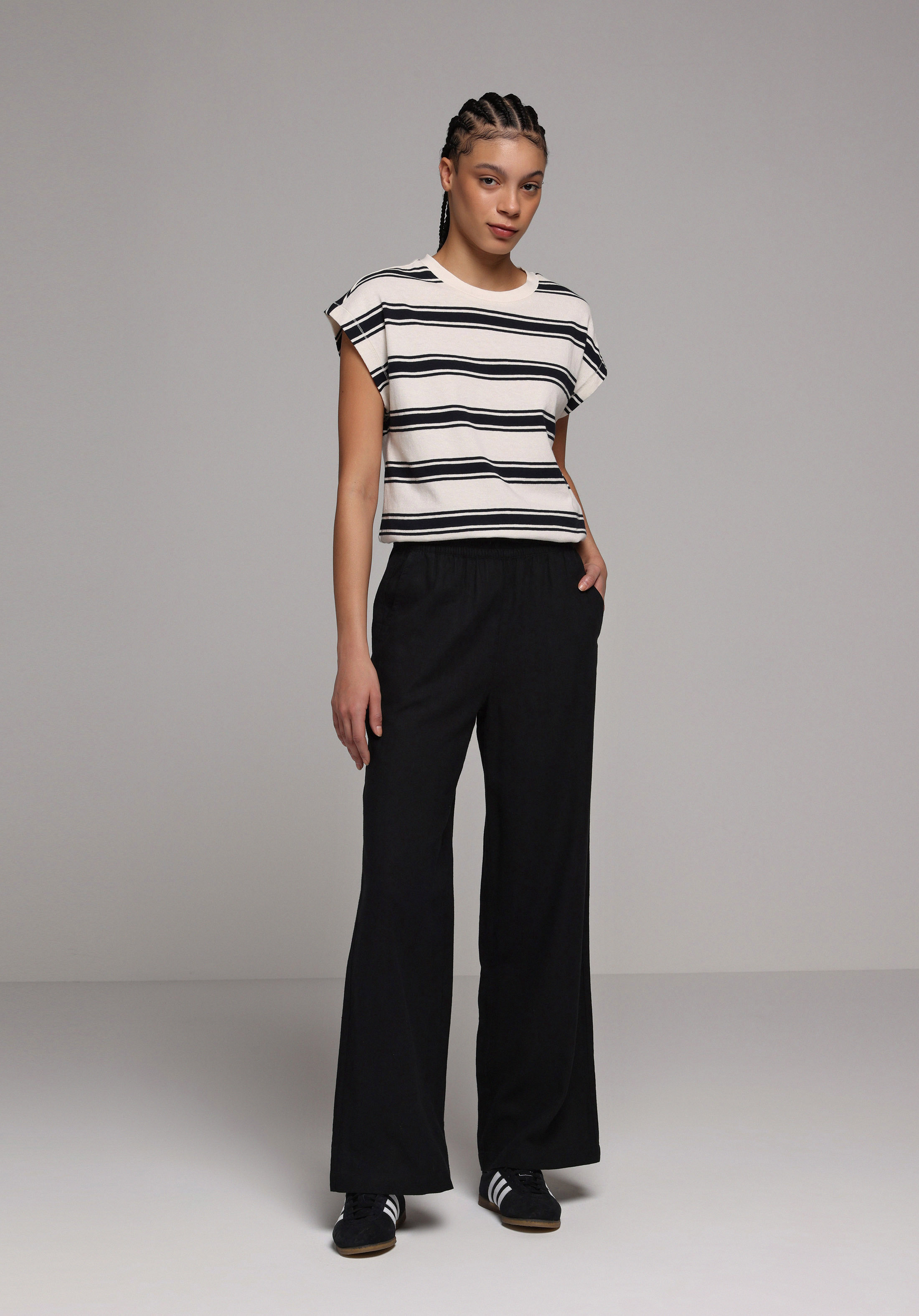 Regular Fit Yuvarlak Yaka Çizgili Kadın Lacivert Kısa Kol Tişört