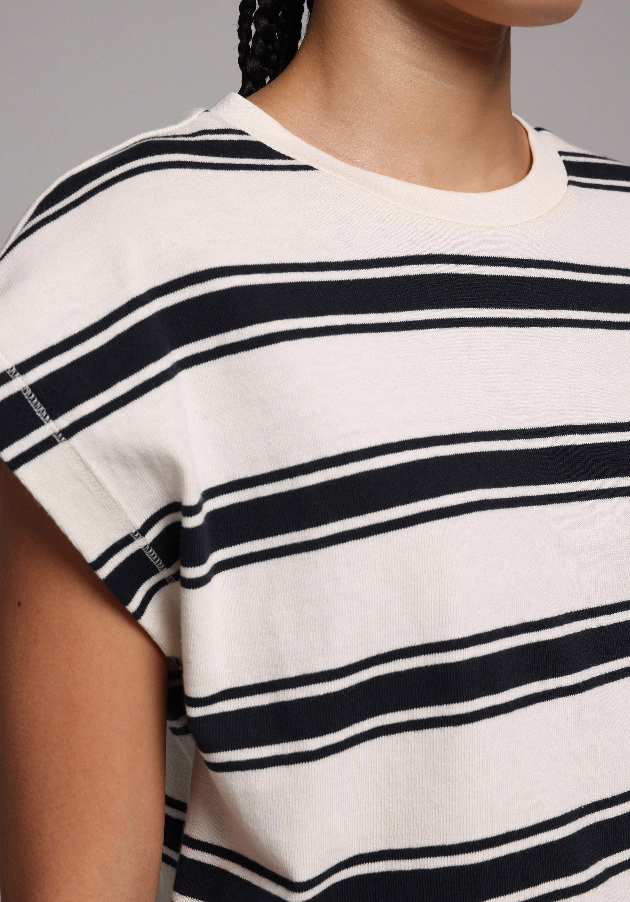Regular Fit Yuvarlak Yaka Çizgili Kadın Lacivert Kısa Kol Tişört