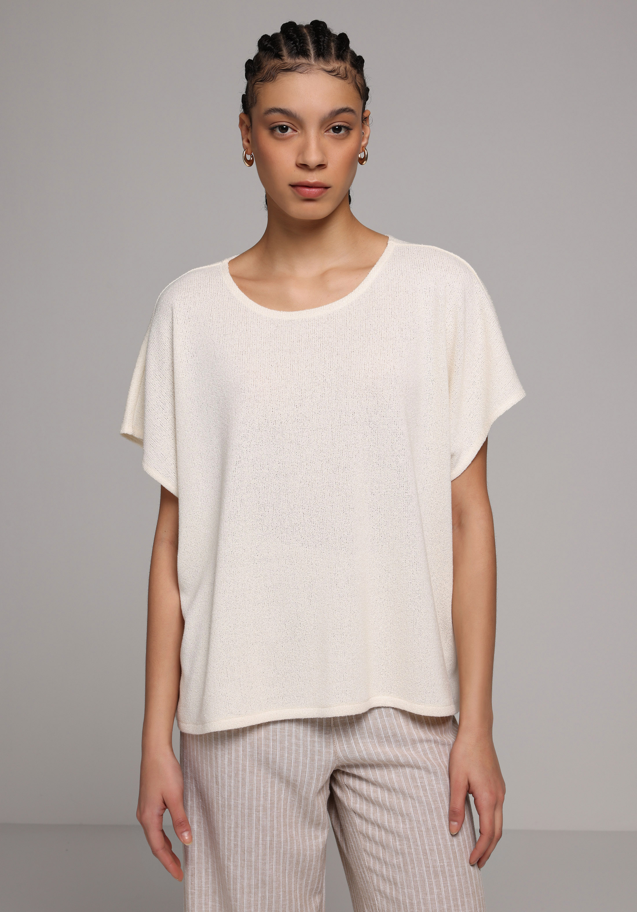 Relax Fit Yuvarlak Yaka Düz Kadın Ekru Kısa Kol Tişört