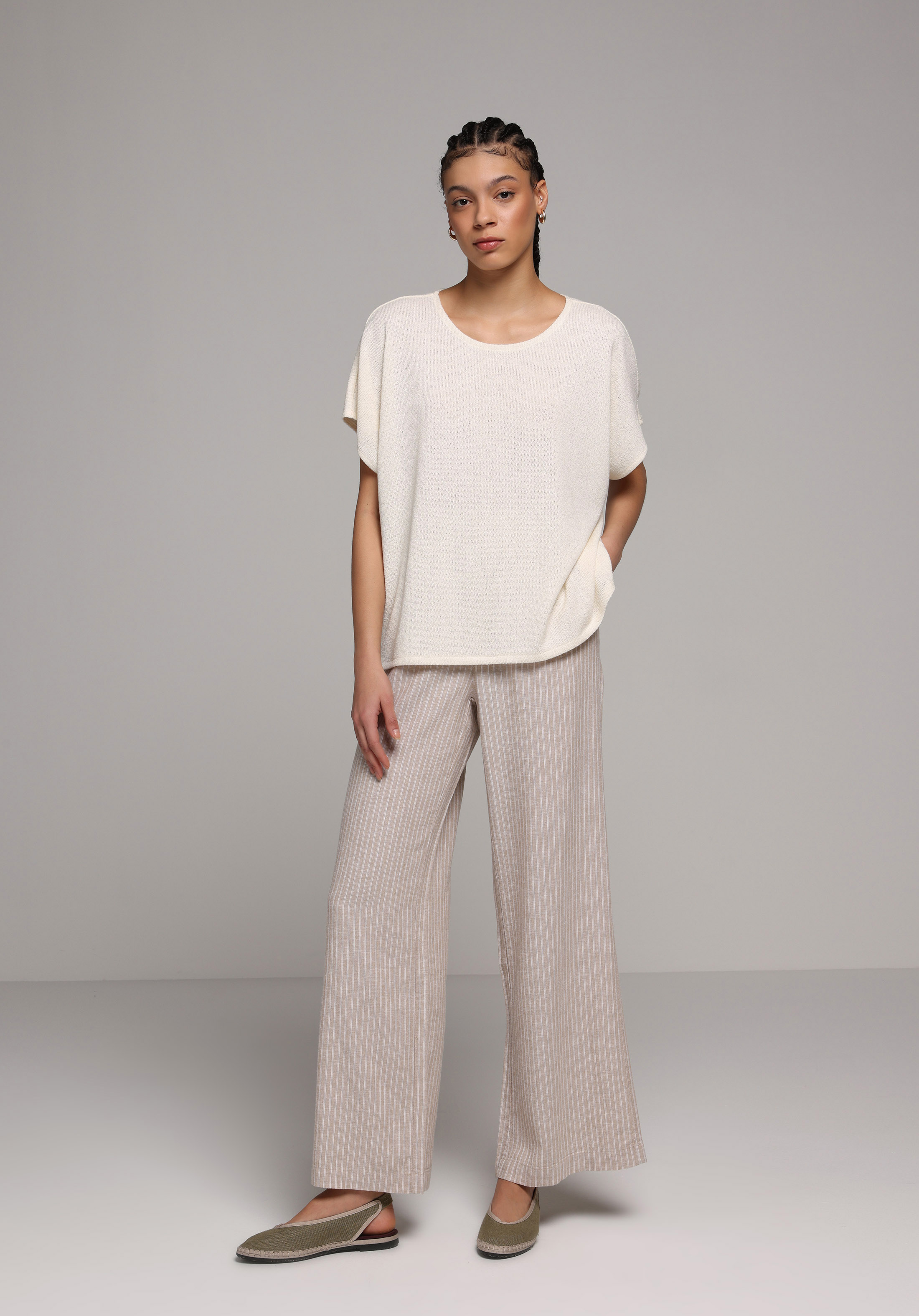 Relax Fit Yuvarlak Yaka Düz Kadın Ekru Kısa Kol Tişört