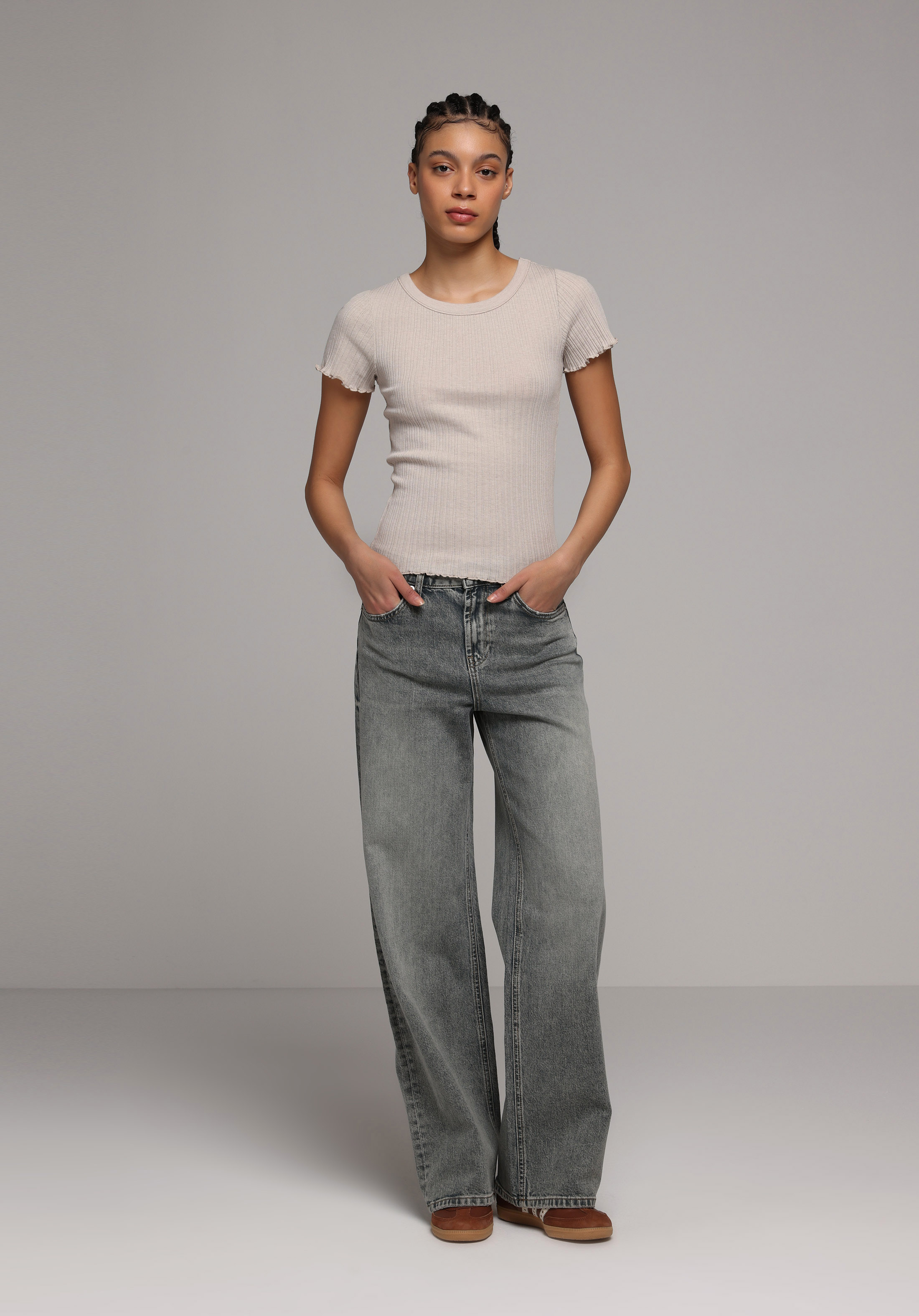 Slim Fit Yuvarlak Yaka Düz Kadın Bej Kısa Kol Tişört