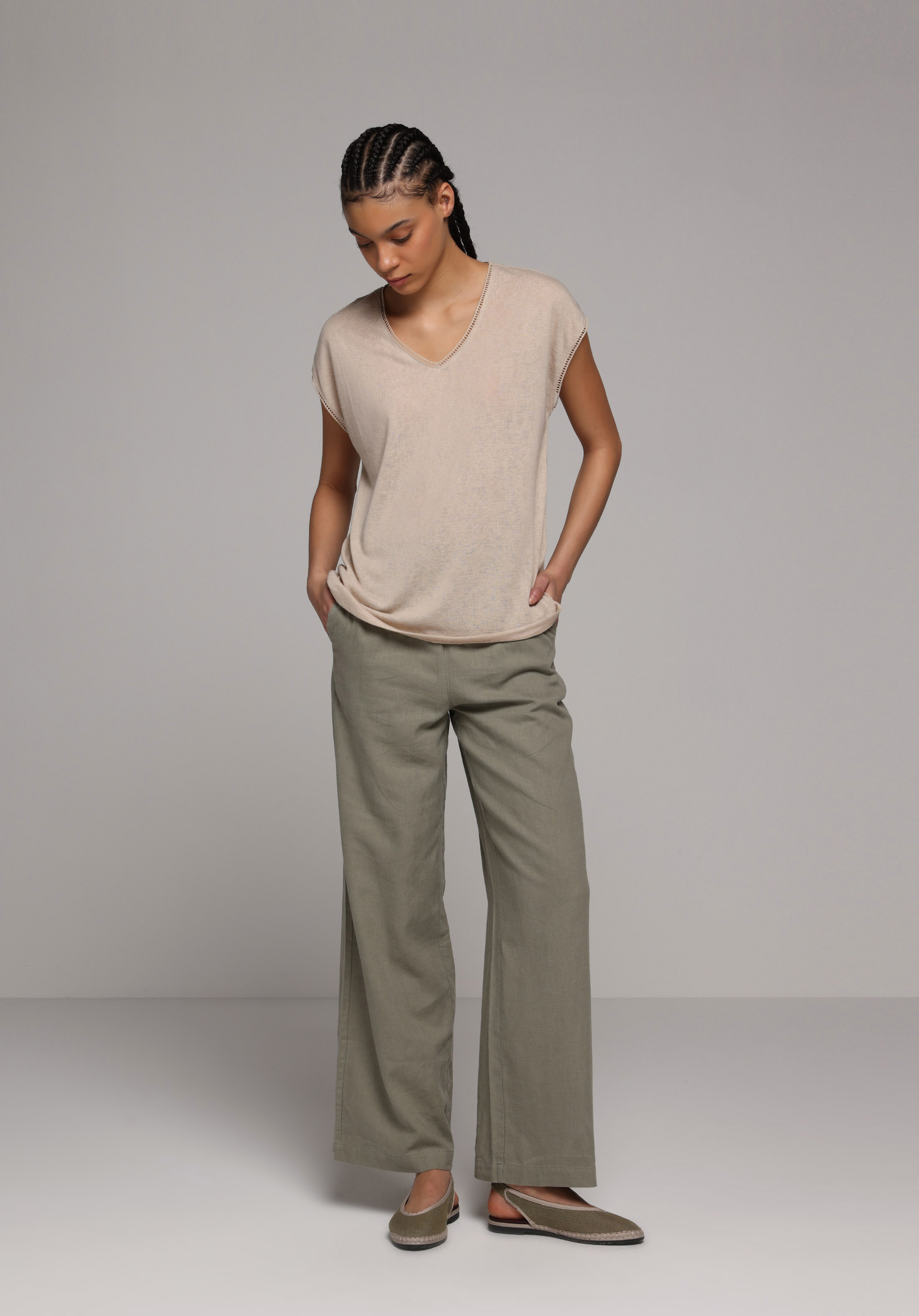 Regular Fit V Yaka Düz Kadın Bej Kısa Kol Tişört