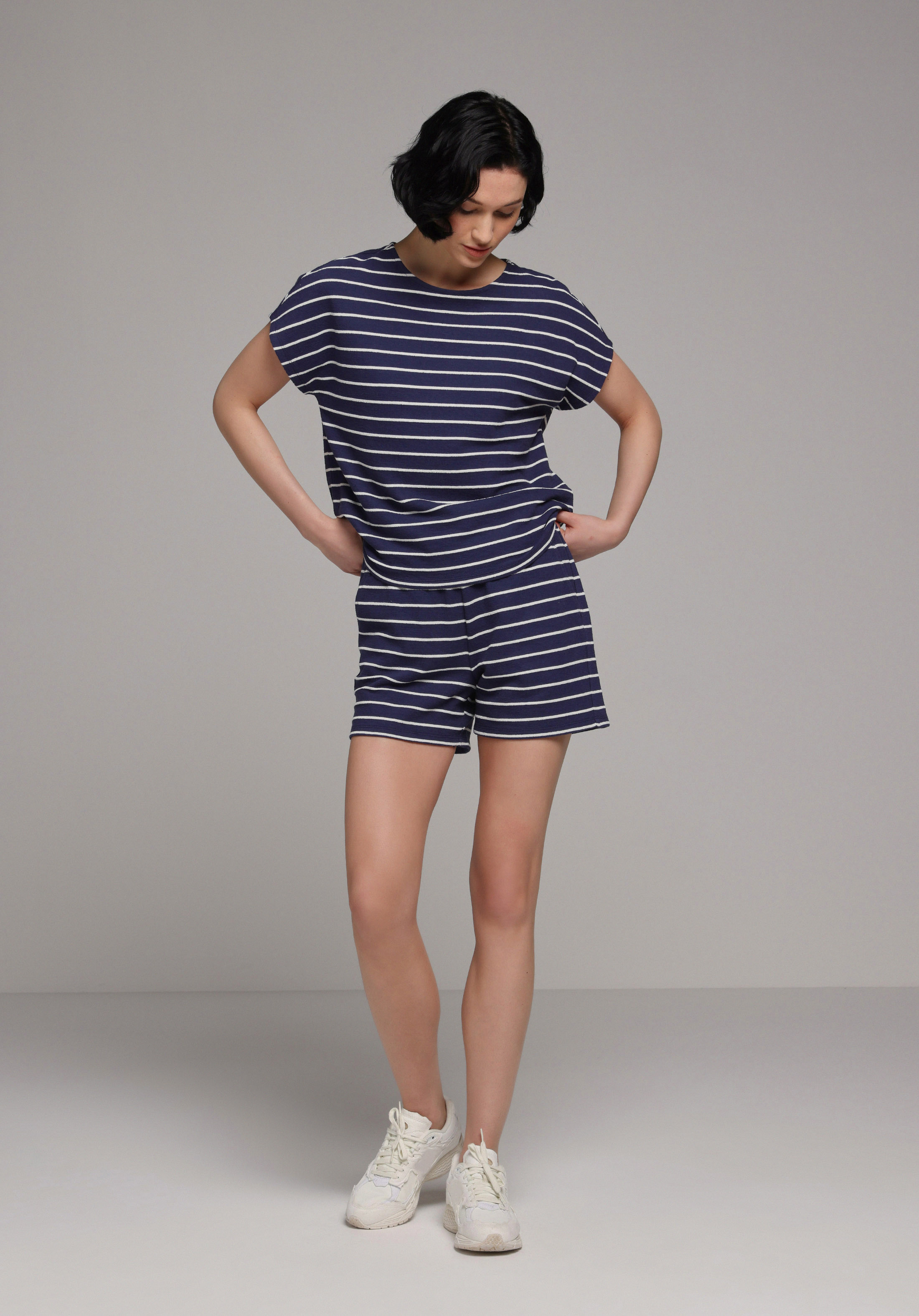 Regular Fit Orta Bel Çizgili Kadın Lacivert Şort