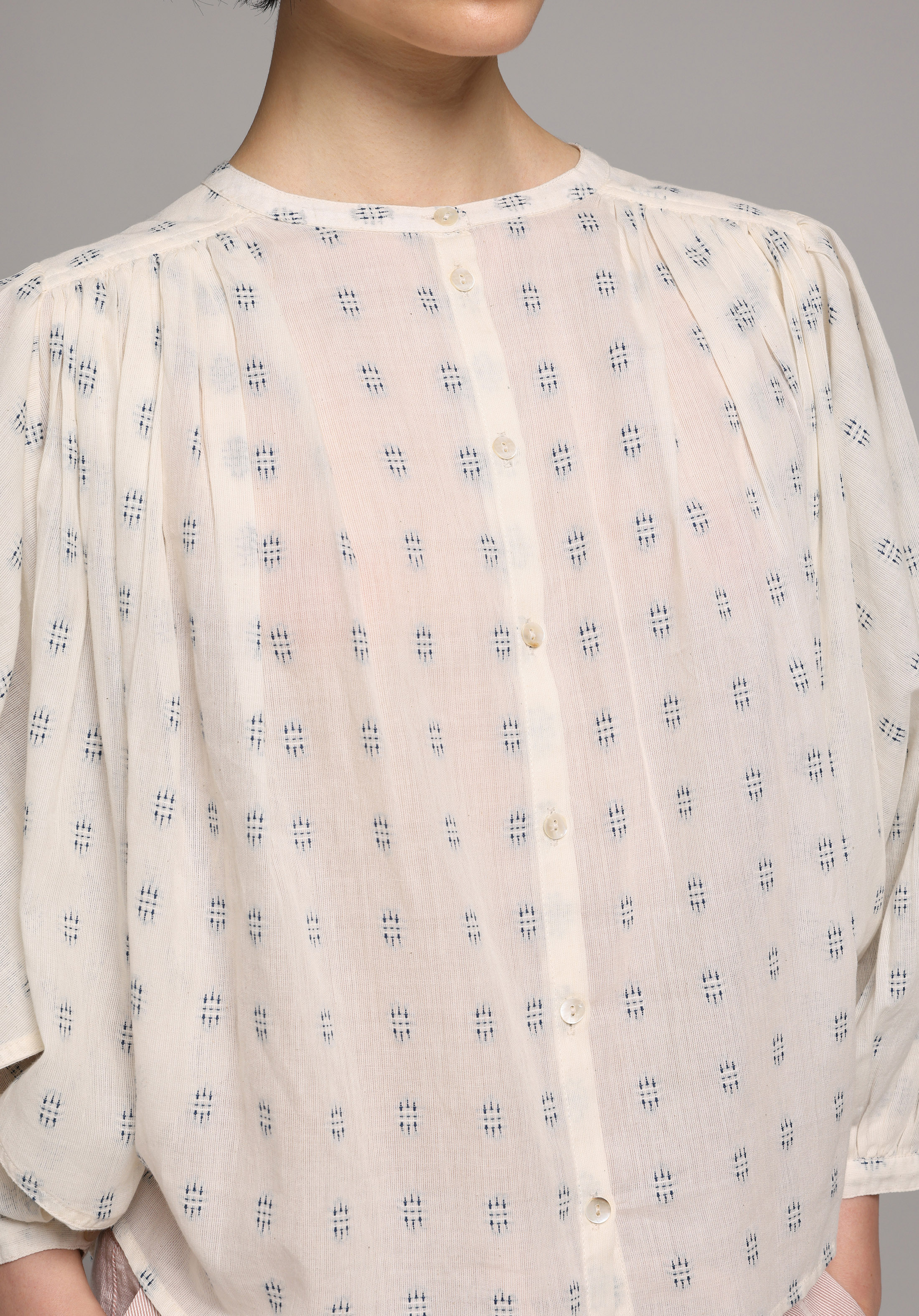 Fashion Fit Yuvarlak Yaka Nakışlı Kadın Ekru Uzun Kol Gömlek