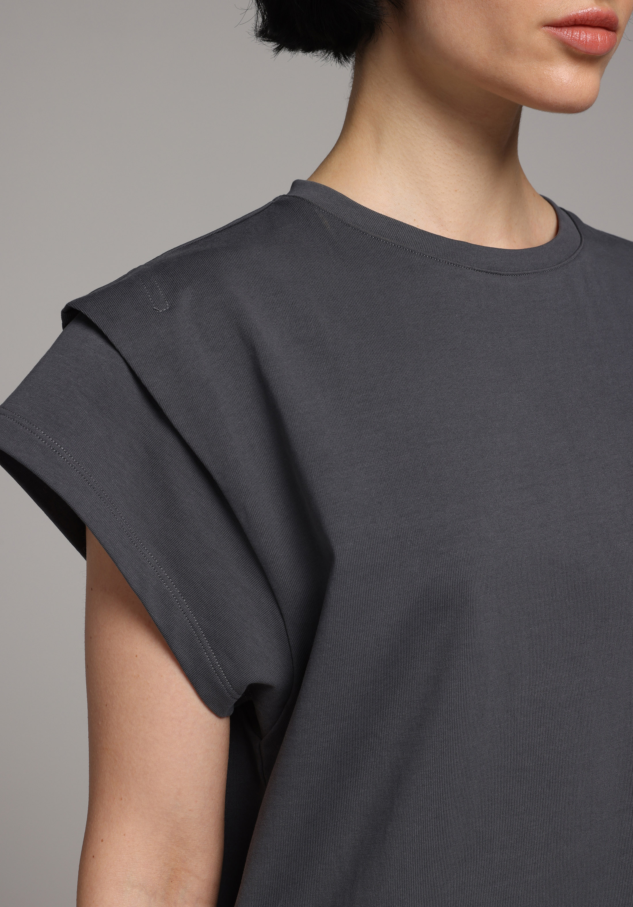 Regular Fit Yuvarlak Yaka Düz Kadın Antrasit Kısa Kol Tişört