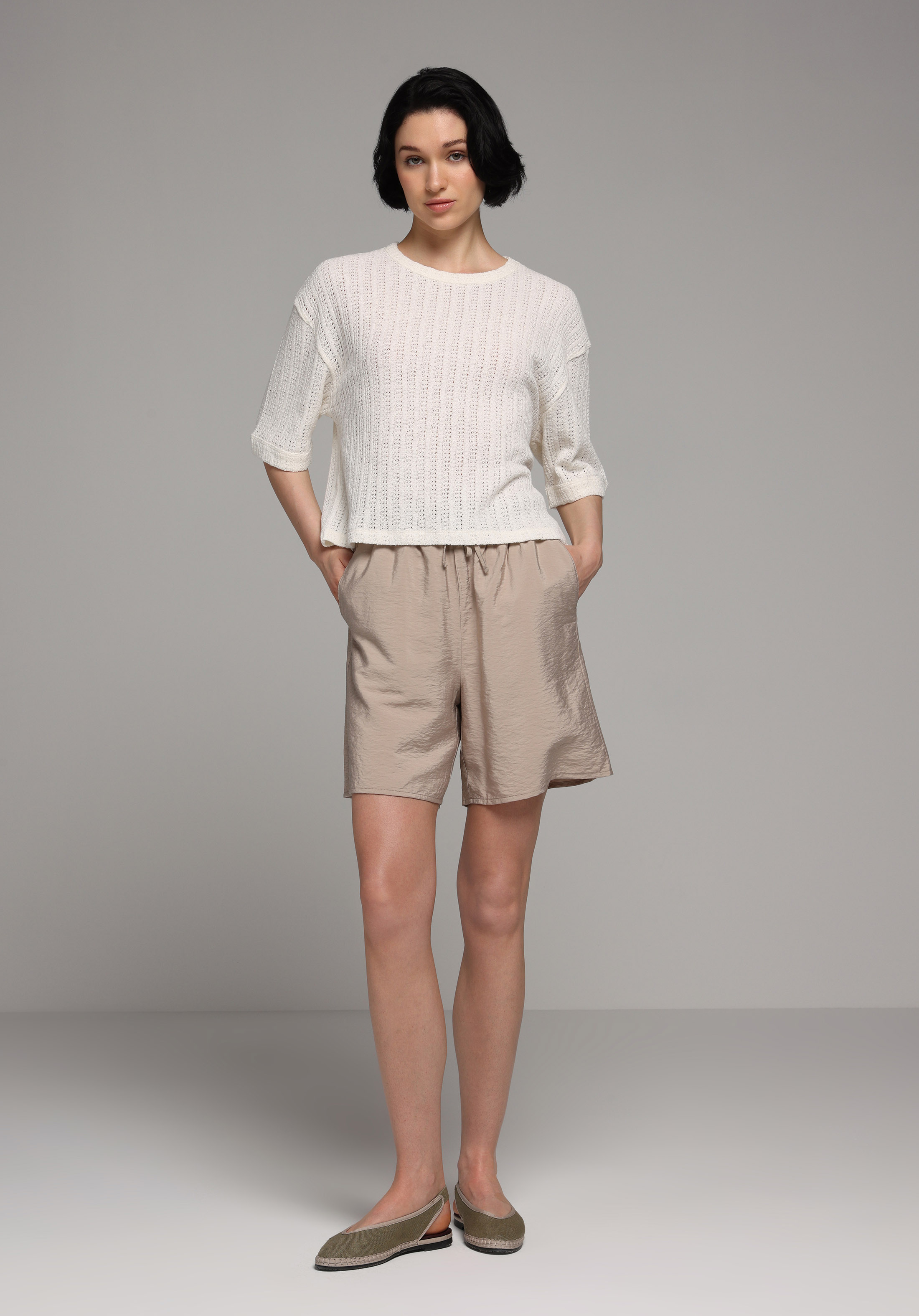 Regular Fit Yuvarlak Yaka Jakarlı Kadın Ekru Kısa Kol Tişört