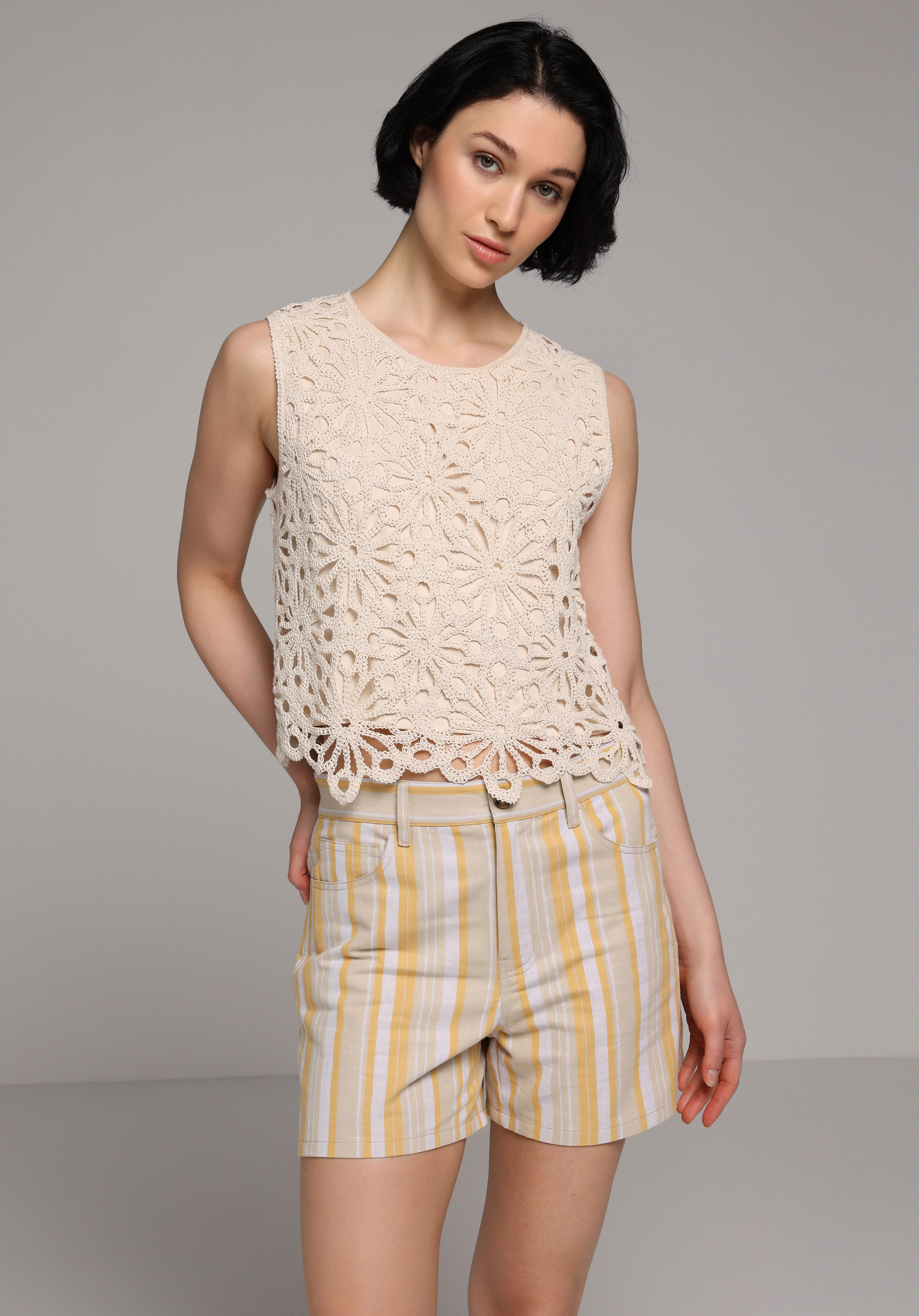 Regular Fit Düşük Bel Çizgili Kadın Bej Şort