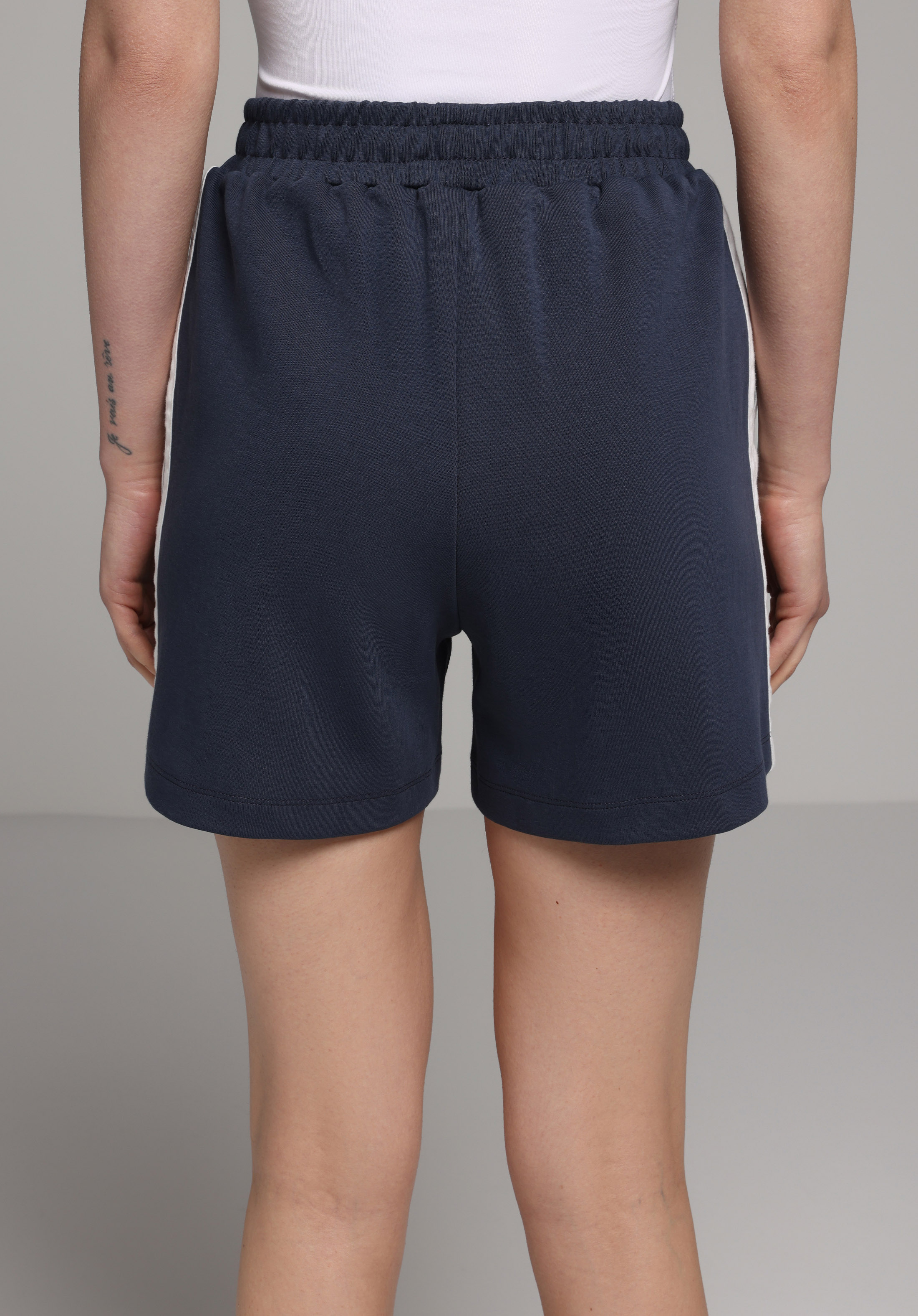 Regular Fit Orta Bel Düz Kadın Lacivert Şort