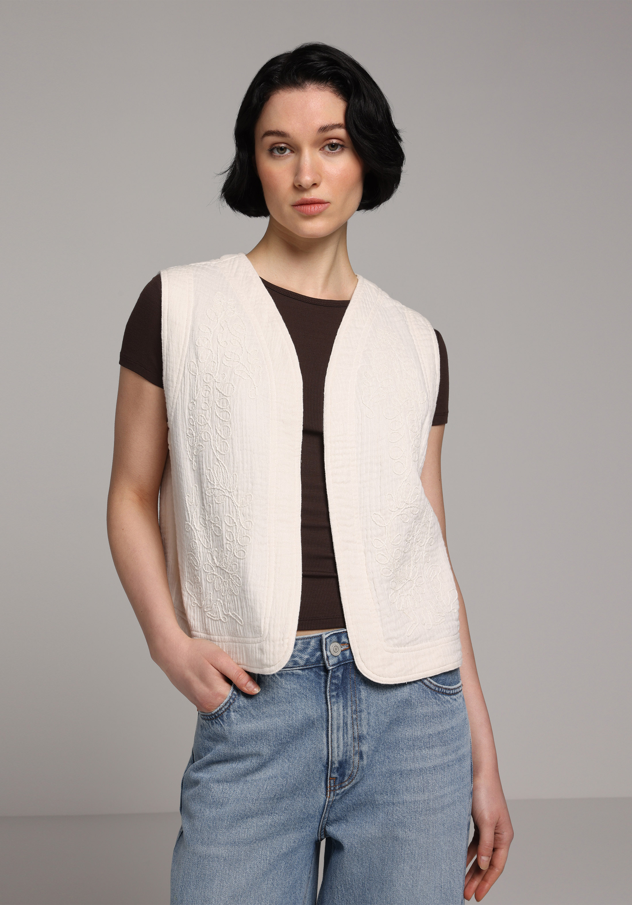 Fashion Fit V Yaka Jakarlı Kadın Ekru Kolsuz Gömlek