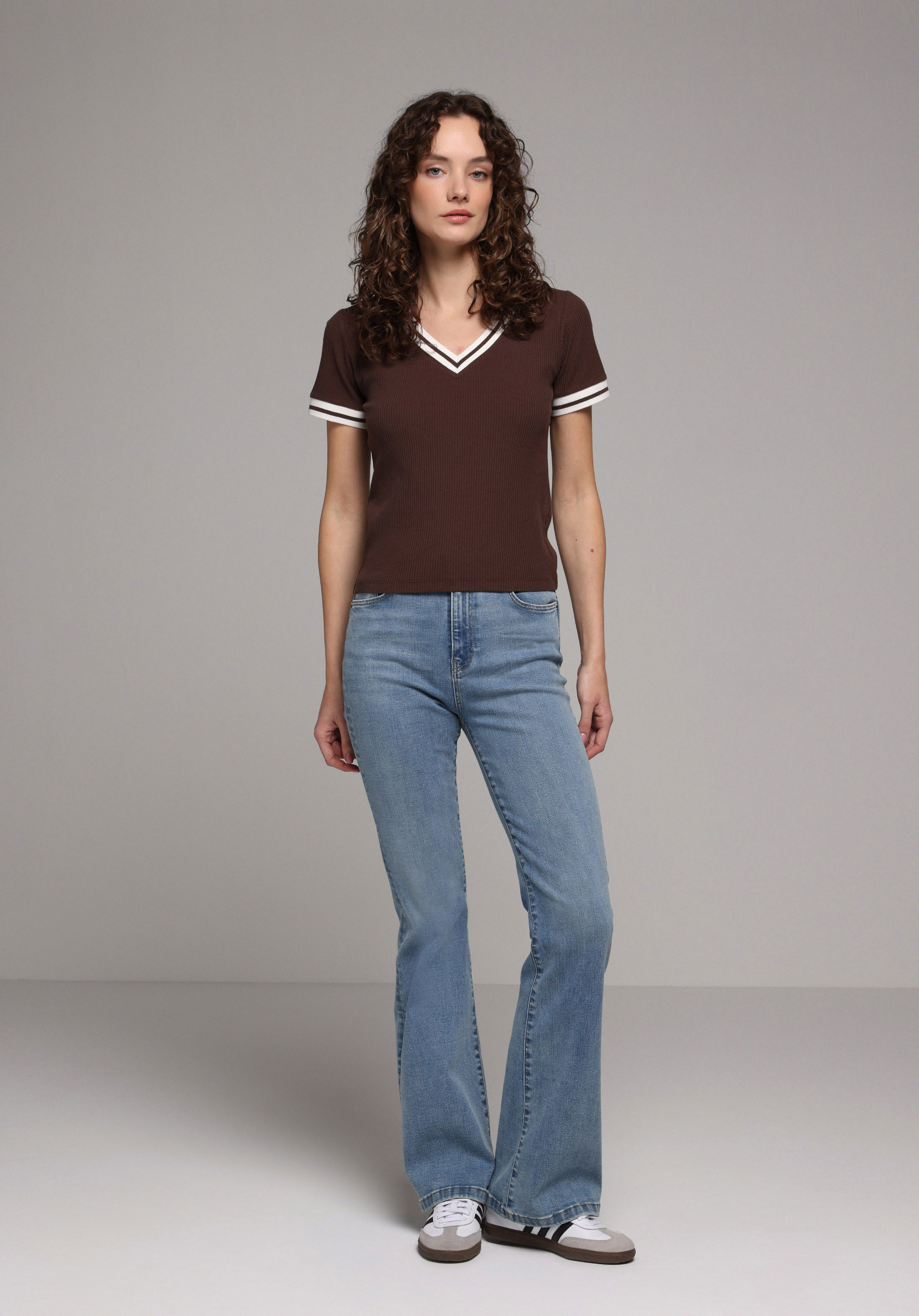 Slim Fit V Yaka Düz Kadın Kahverengi Kısa Kol Tişört