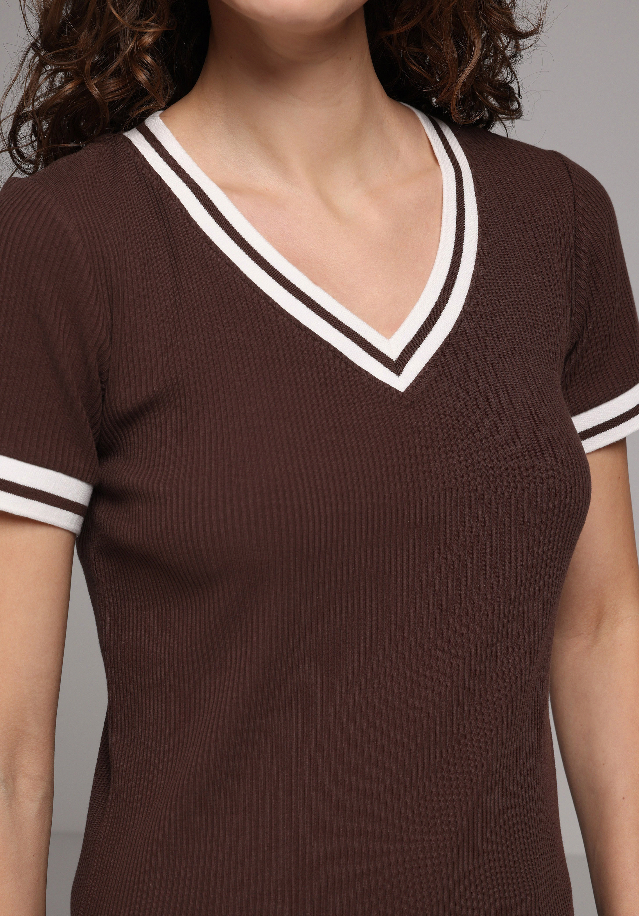 Slim Fit V Yaka Düz Kadın Kahverengi Kısa Kol Tişört