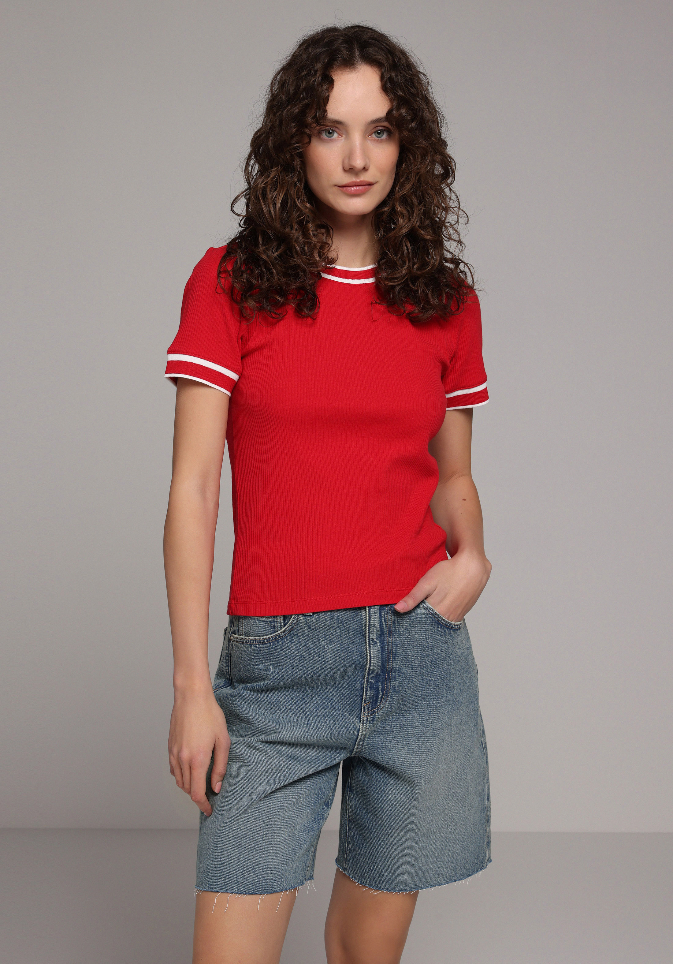 Slim Fit Yuvarlak Yaka Düz Kadın Kirmizi Kısa Kol Tişört