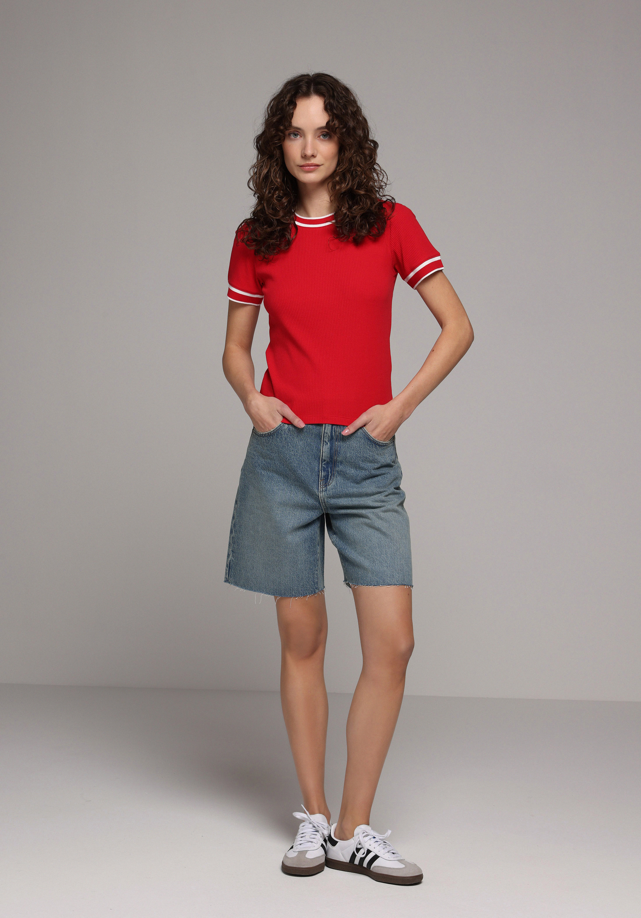 Slim Fit Yuvarlak Yaka Düz Kadın Kirmizi Kısa Kol Tişört