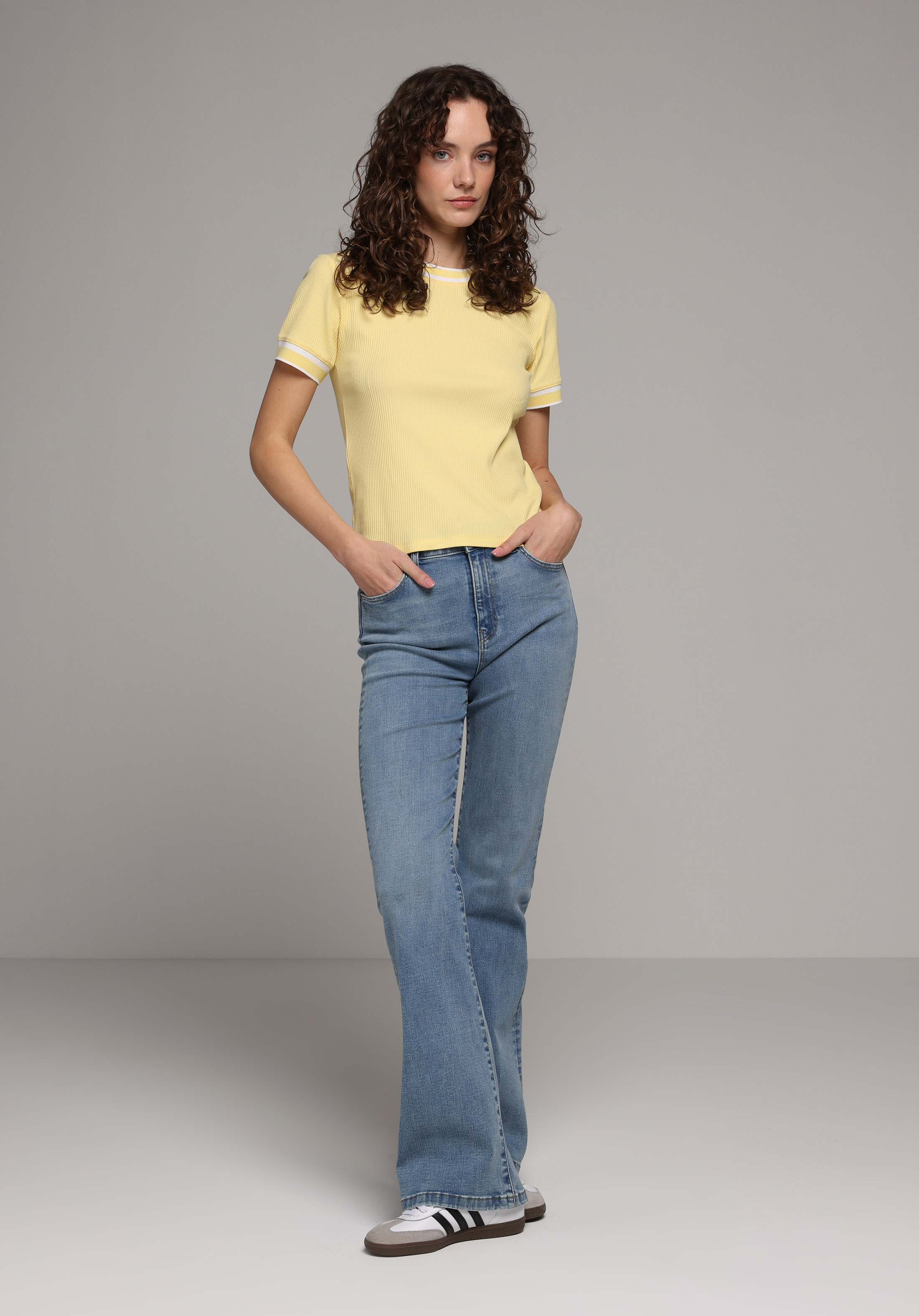 Slim Fit Yuvarlak Yaka Düz Kadın Sari Kısa Kol Tişört