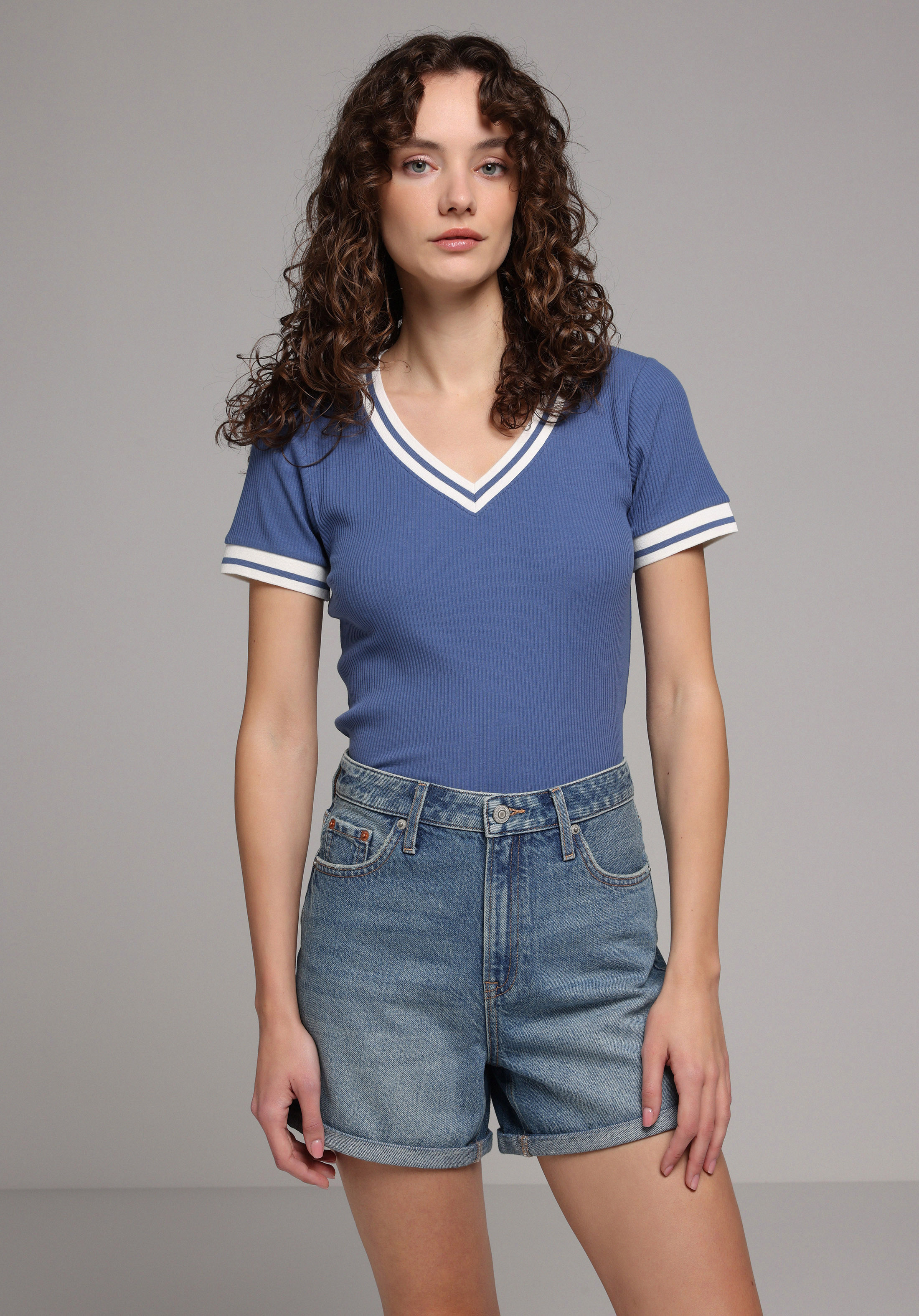 Mom Fit Orta Bel Düz Kadın Light İndigo Denim Jean Şort