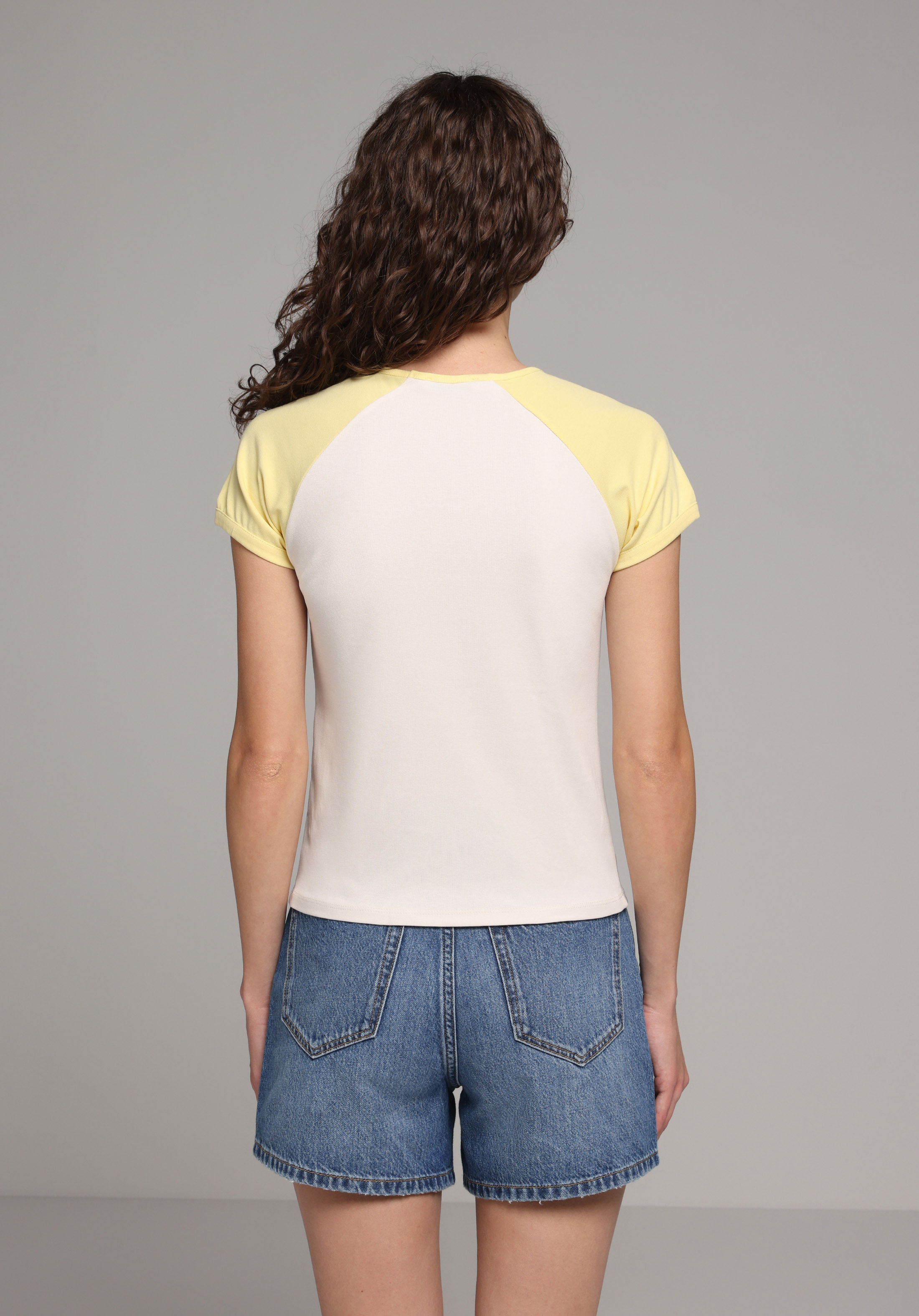 Slim Fit Yuvarlak Yaka Baskılı Kadın Ekru Kısa Kol Tişört