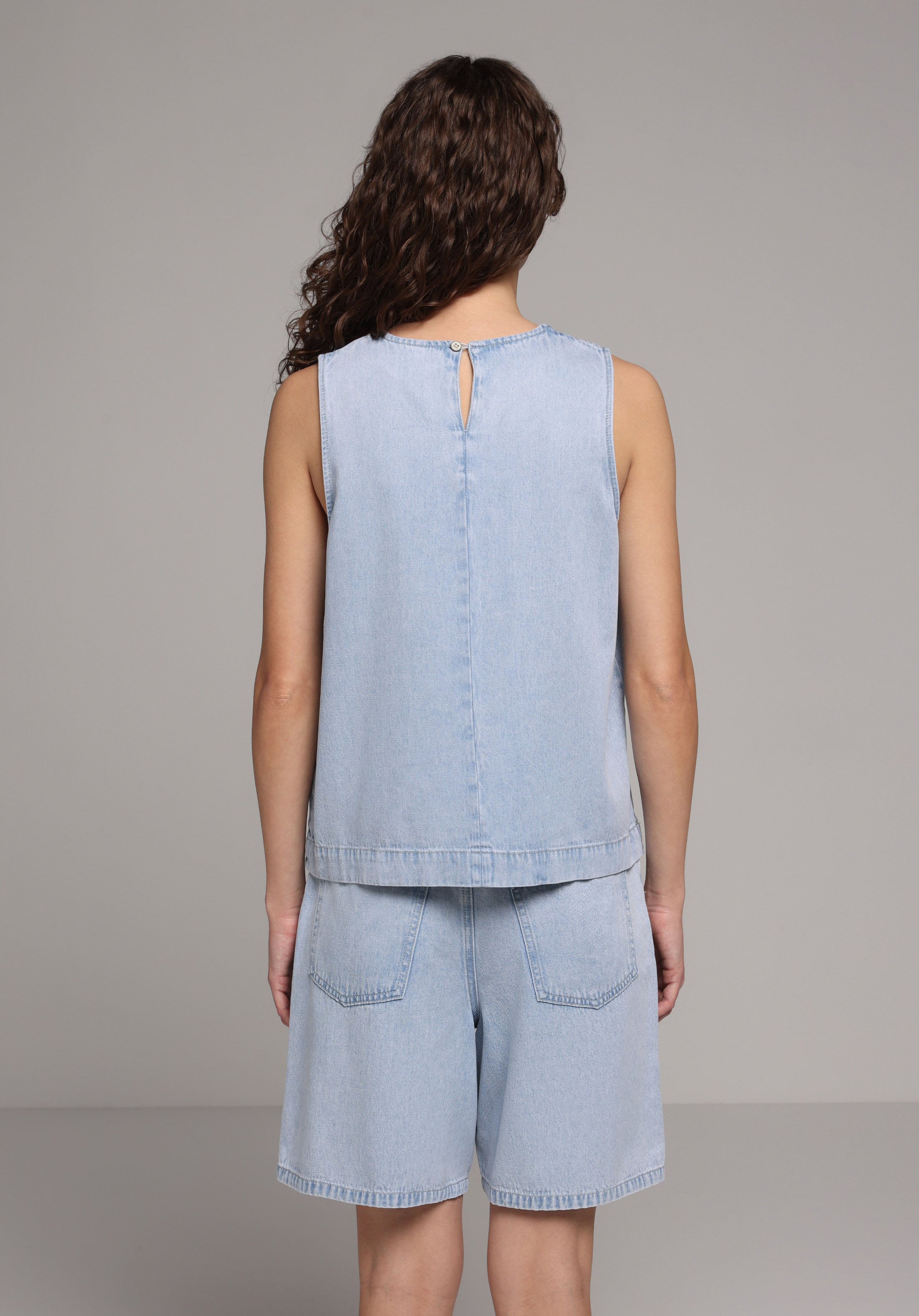 Regular Fit Yuvarlak Yaka Düz Kadın Bleach İndigo Denim Kolsuz Gömlek