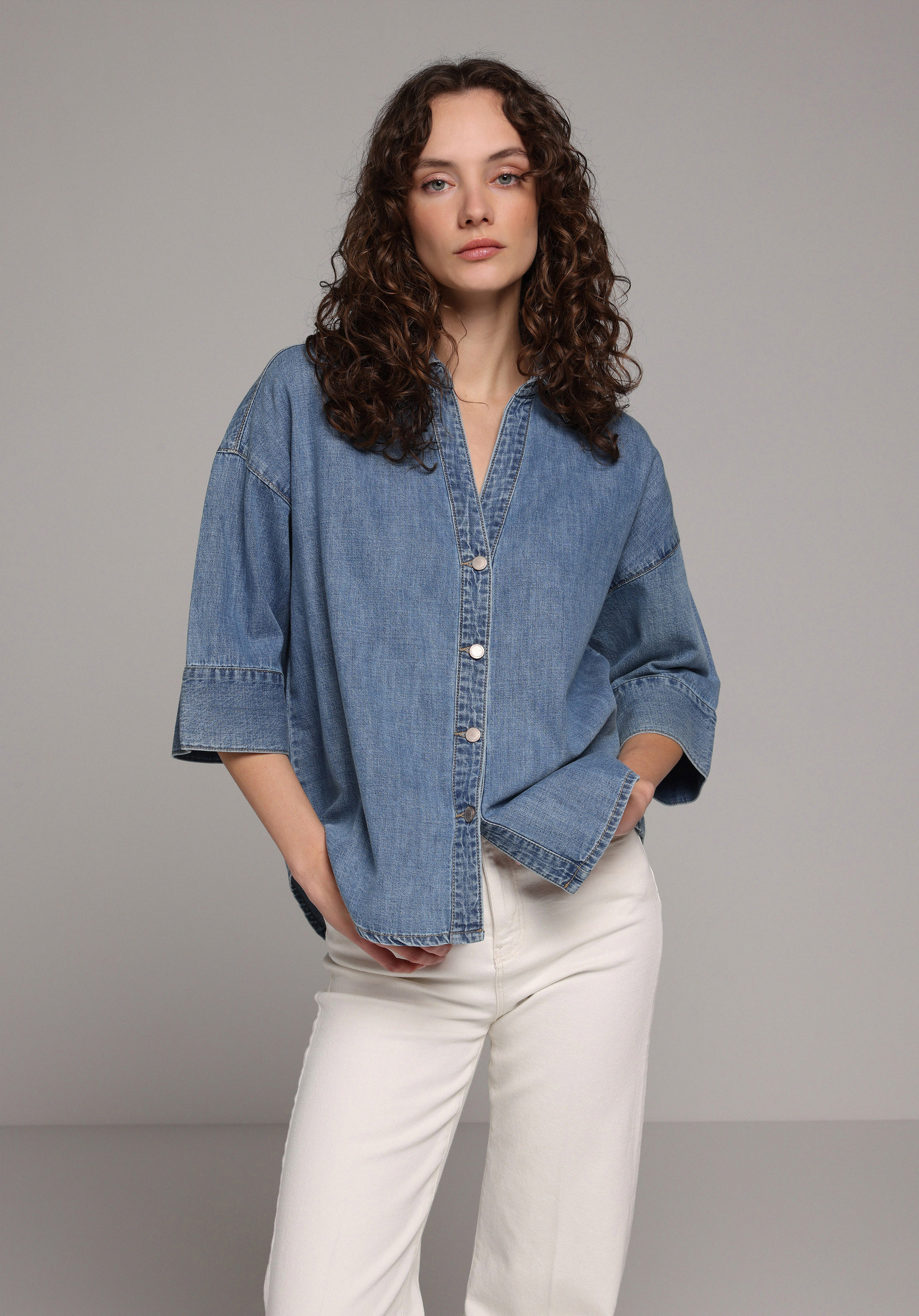 Oversize Fit Klasik Yaka Düz Kadın Light İndigo Denim ¾ Kol Gömlek