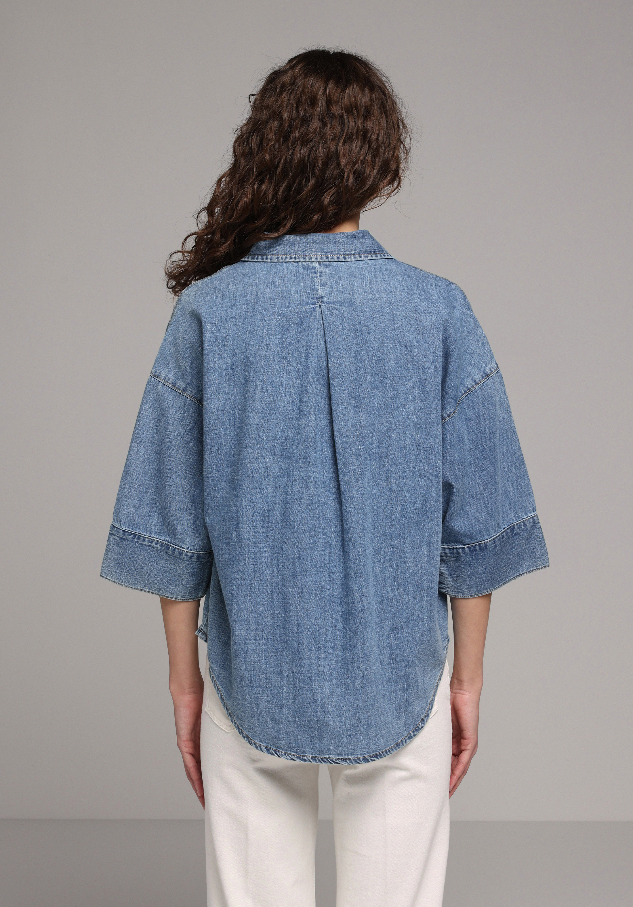 Oversize Fit Klasik Yaka Düz Kadın Light İndigo Denim ¾ Kol Gömlek