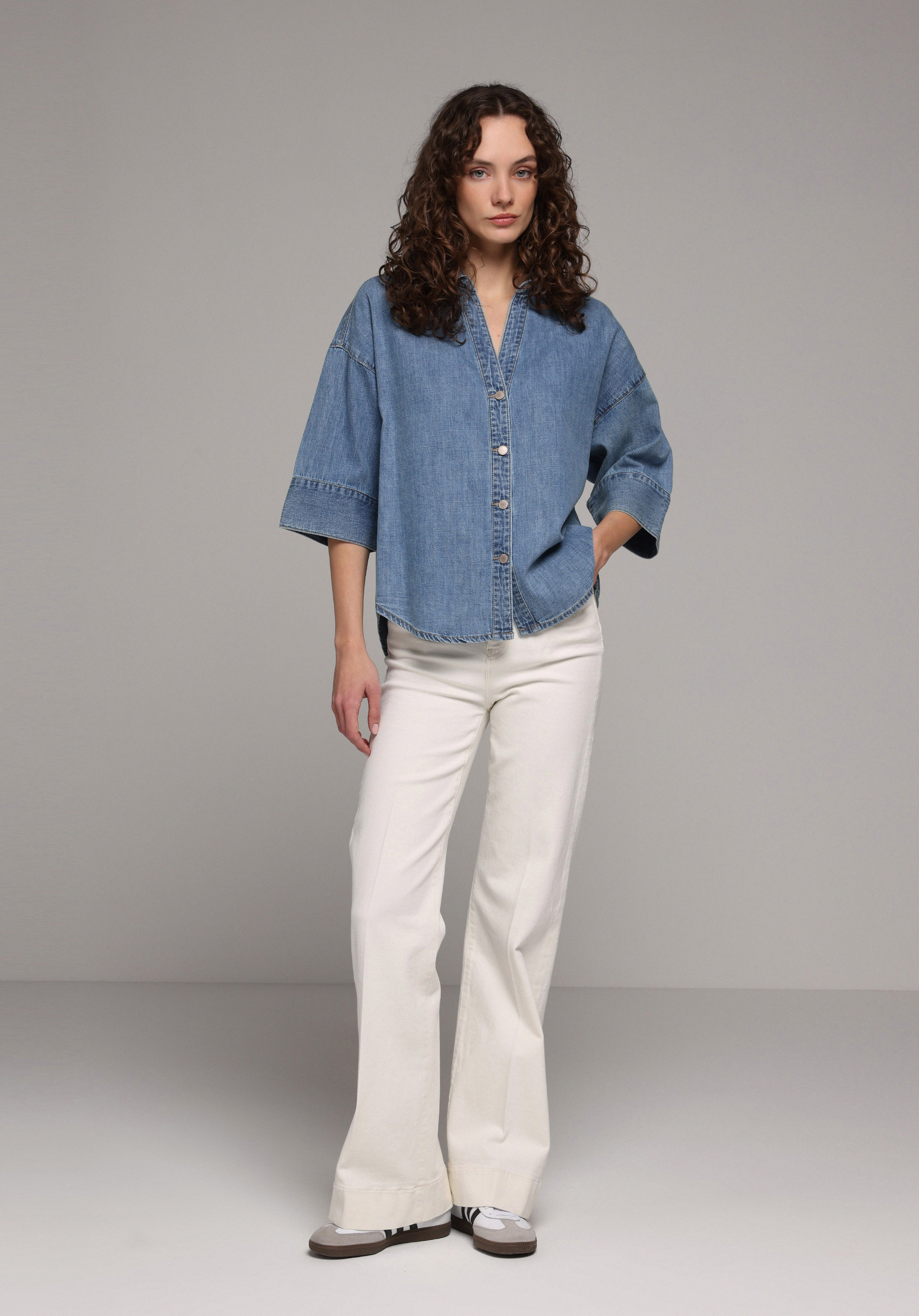 Oversize Fit Klasik Yaka Düz Kadın Light İndigo Denim ¾ Kol Gömlek