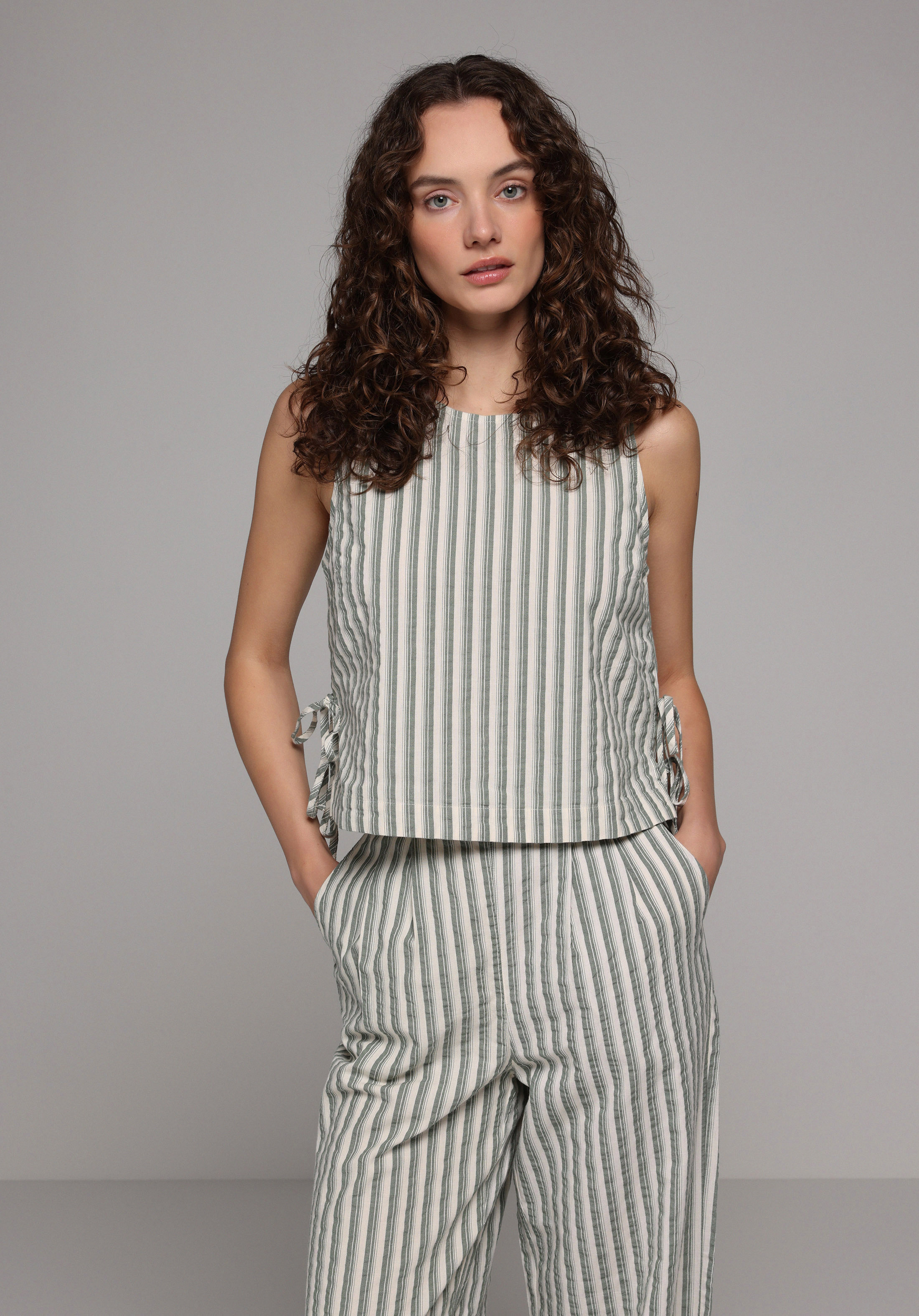 Fashion Fit Yuvarlak Yaka Çizgili Kadın Yeşil Kolsuz Gömlek
