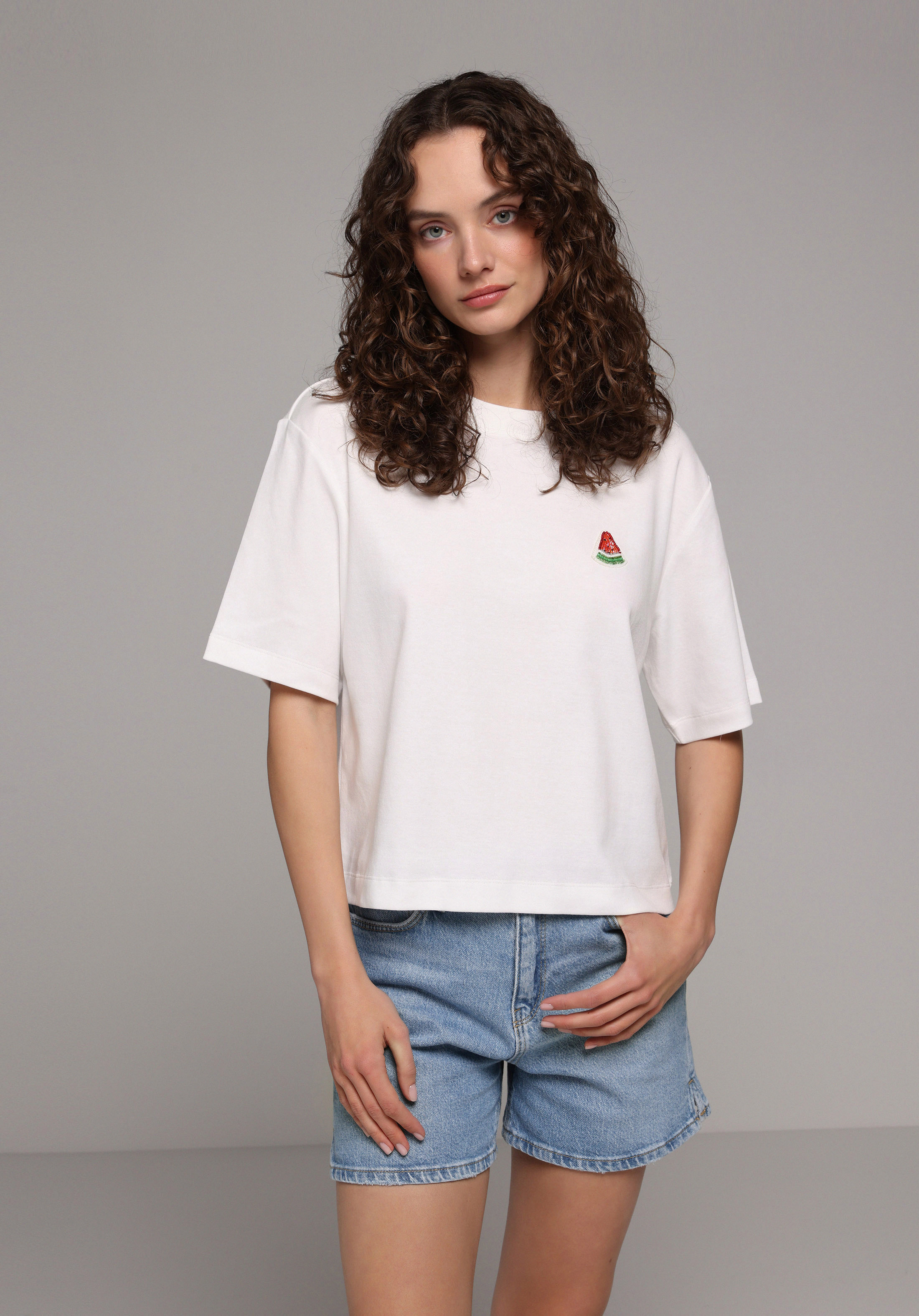 Regular Fit Yuvarlak Yaka Nakışlı Kadın Beyaz Kısa Kol Tişört