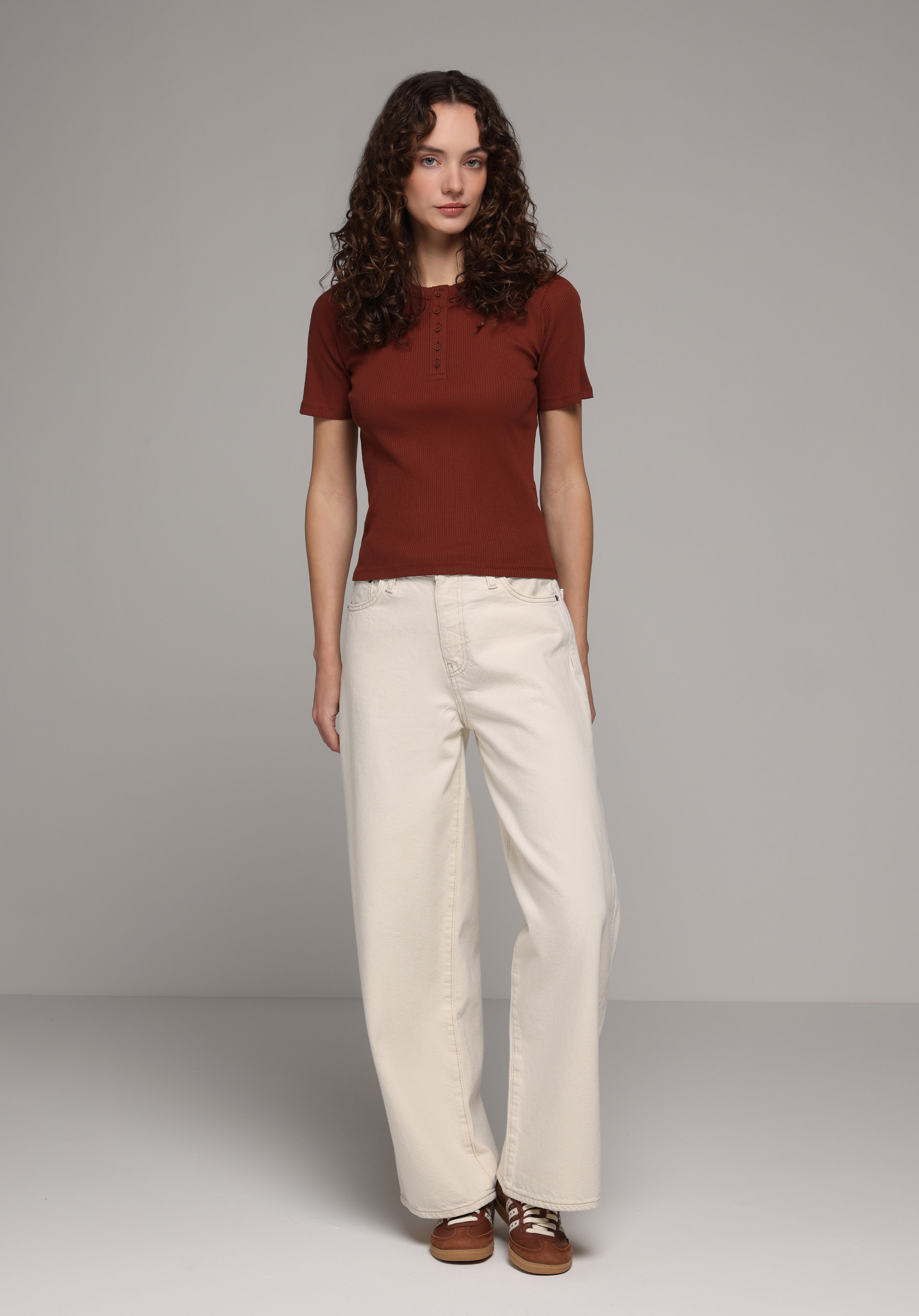 Slim Fit Yuvarlak Yaka Düz Kadın Kahverengi Kısa Kol Tişört
