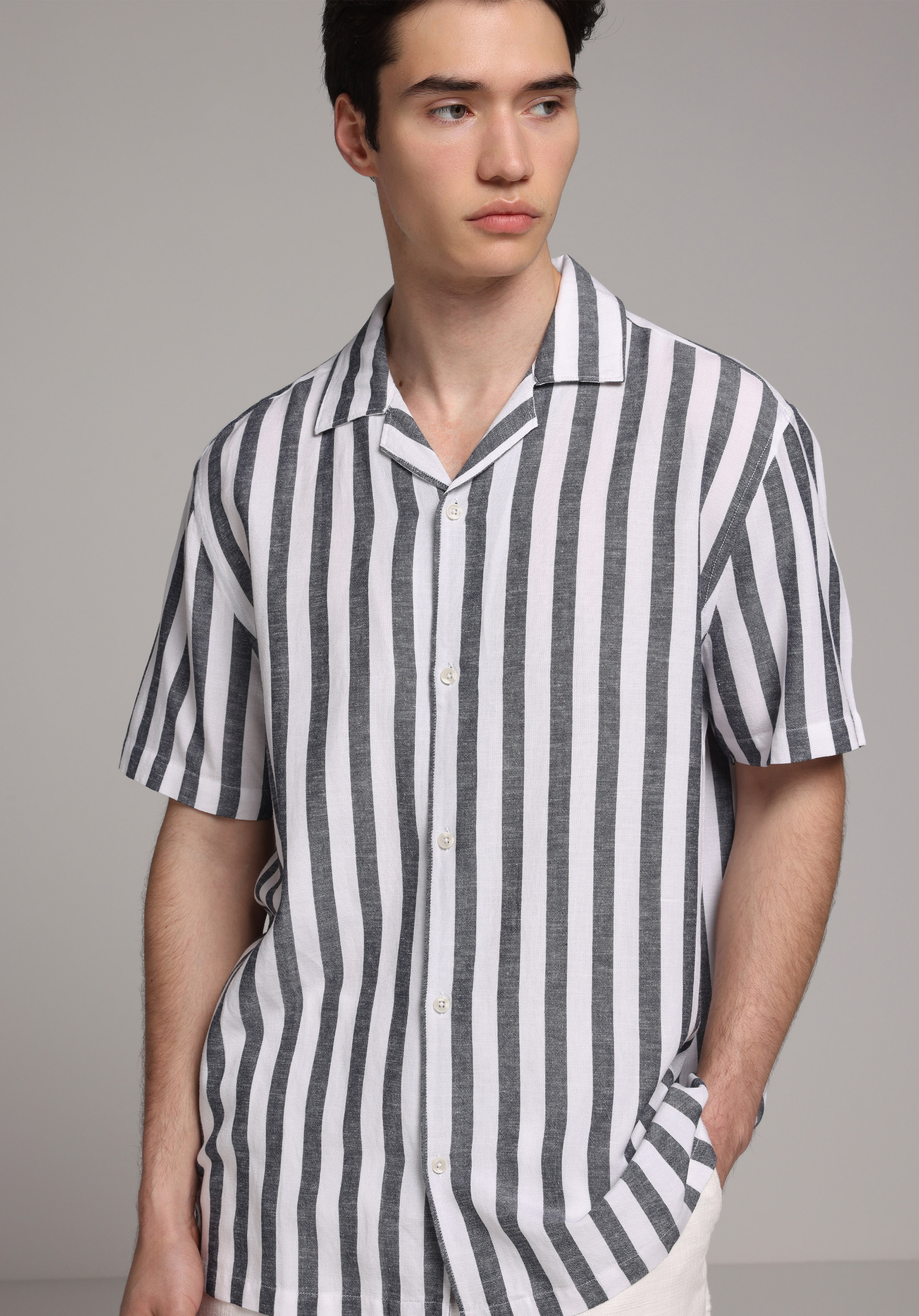 Relaxed Fit Apaj Yaka Çizgili Erkek Lacivert Kısa Kol Gömlek
