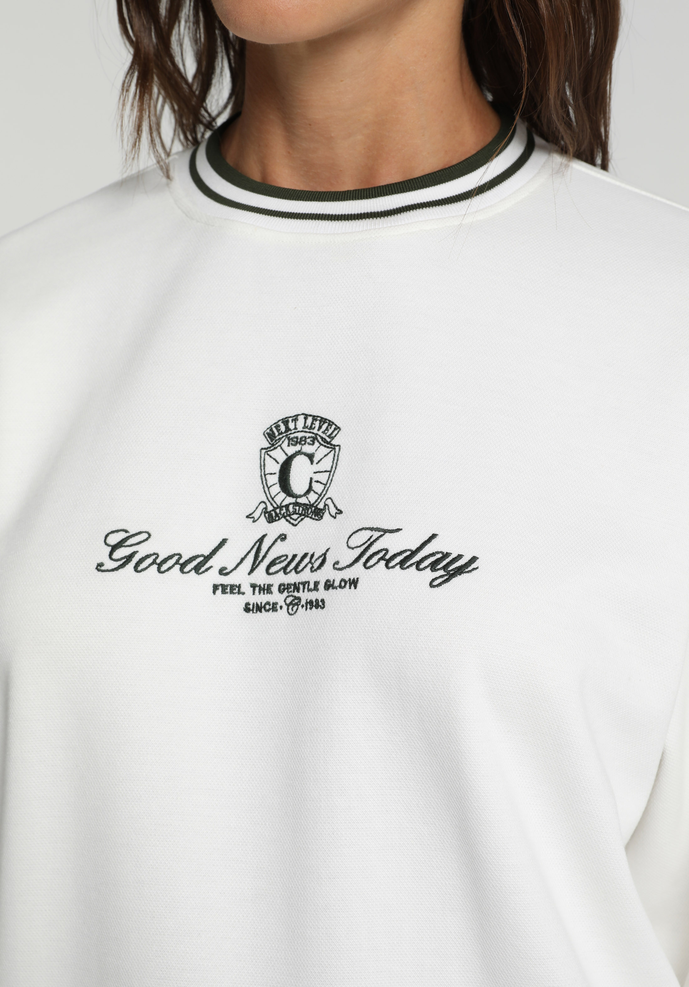 Regular Fit Yuvarlak Yaka Nakışlı Kadın Ekru Sweatshirt
