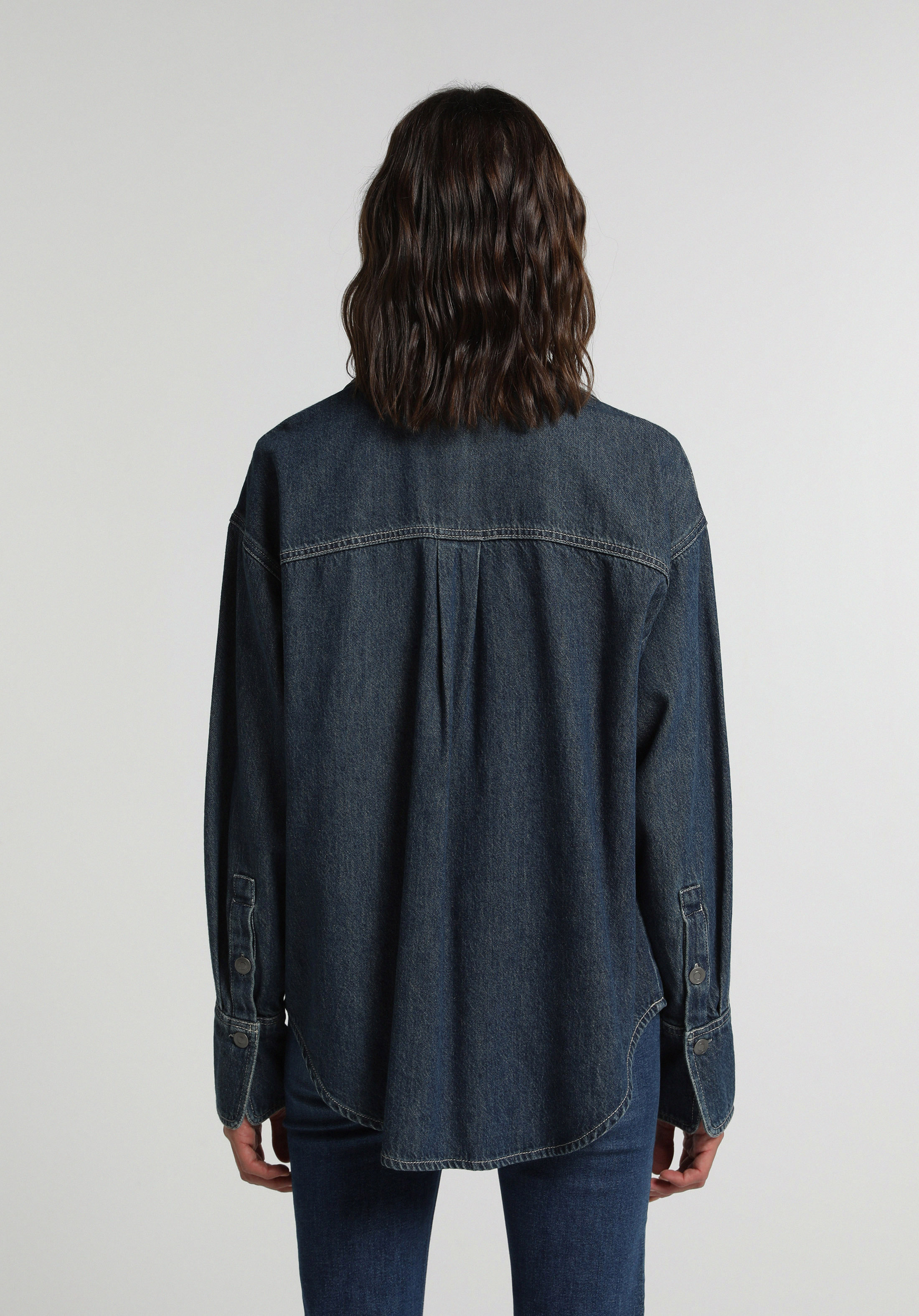 Oversize Fit Klasik Yaka Düz Kadın Mid İndigo Denim Uzun Kol Gömlek