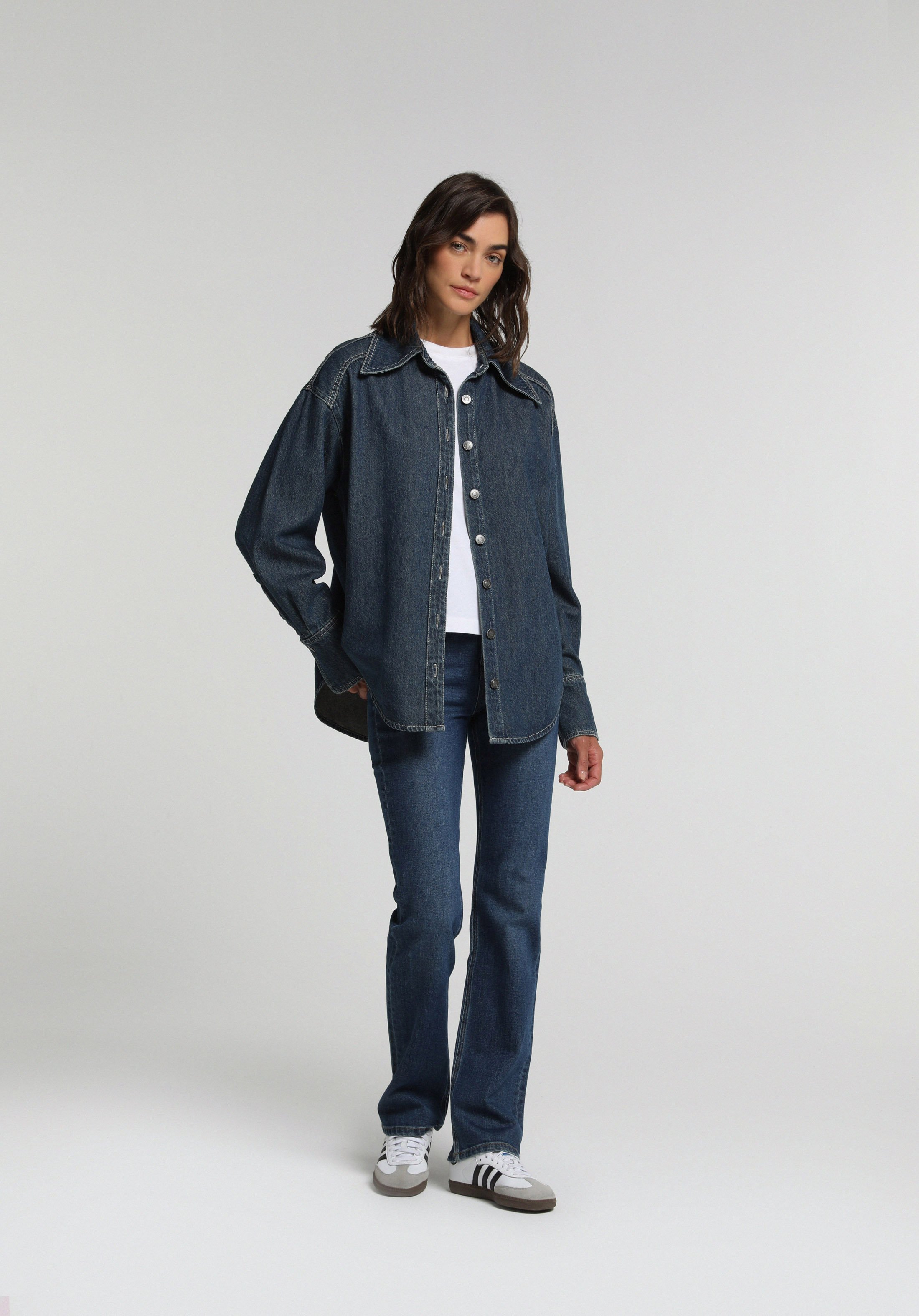 Oversize Fit Klasik Yaka Düz Kadın Mid İndigo Denim Uzun Kol Gömlek
