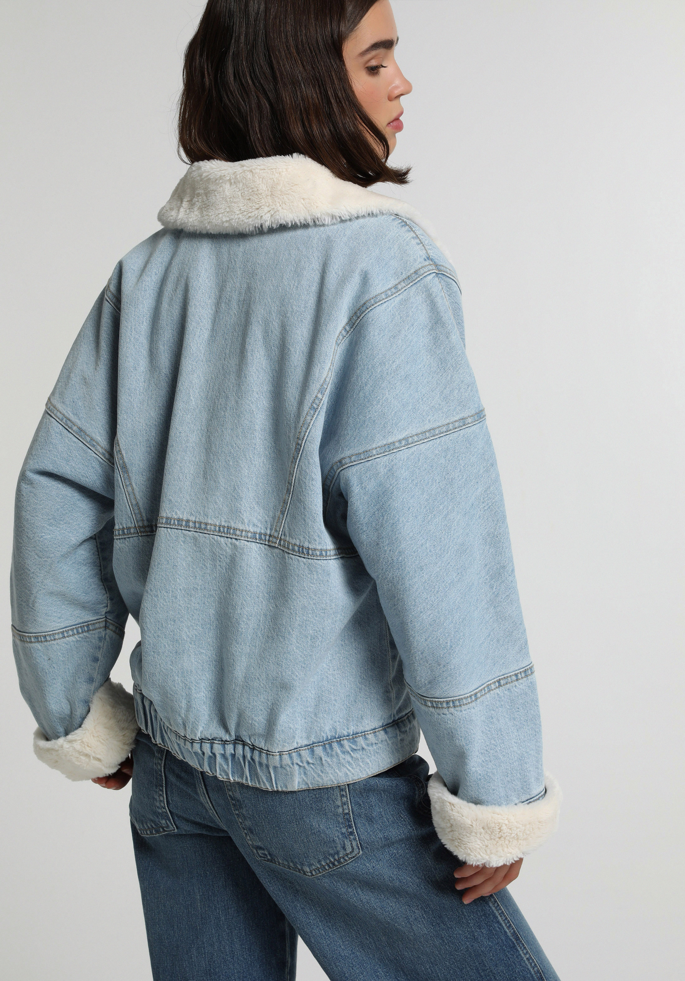 Oversize Fit Düğmeli Astarlı Kürklü Kadın Bleach İndigo Denim Ceket