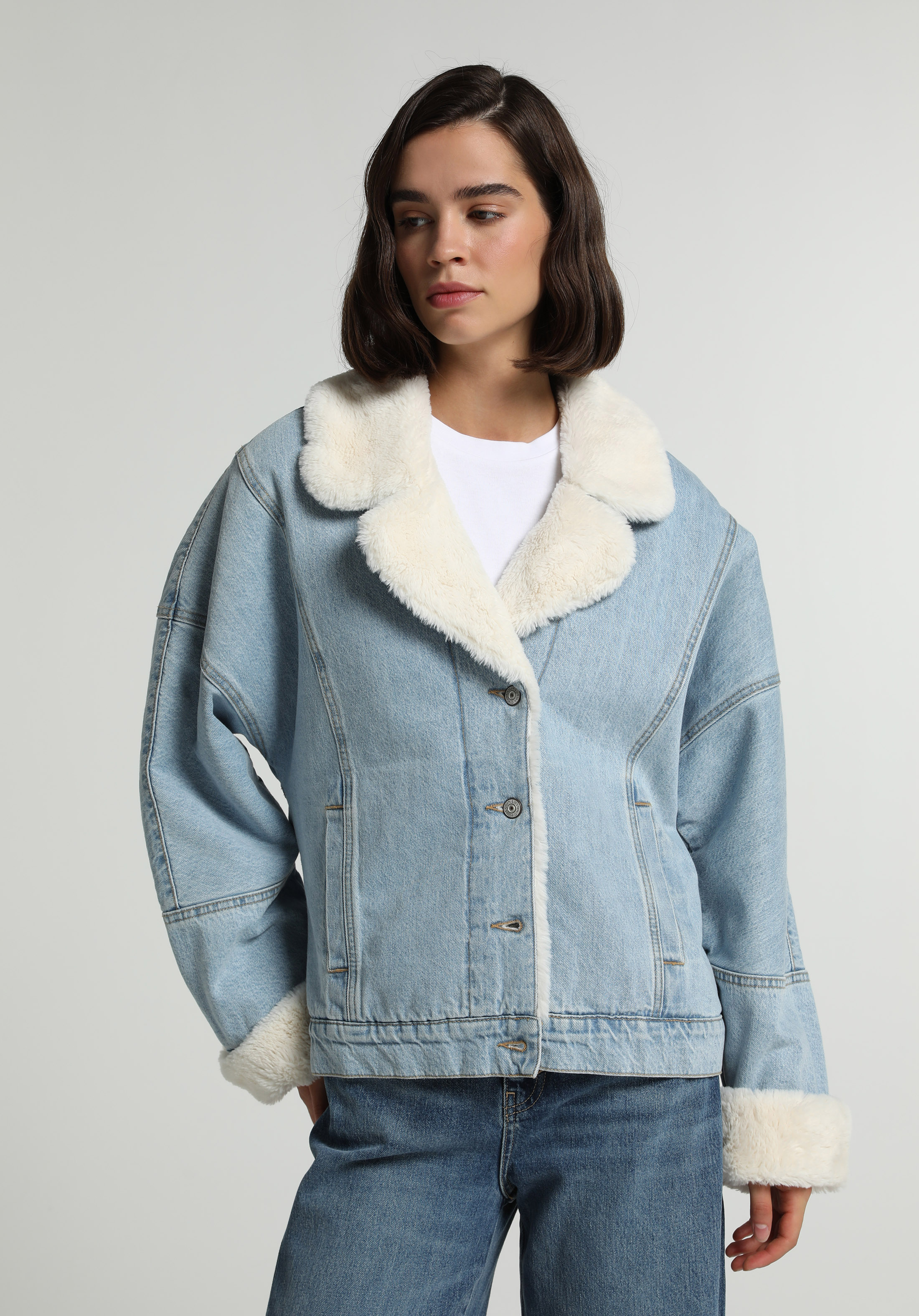 Oversize Fit Düğmeli Astarlı Kürklü Kadın Bleach İndigo Denim Ceket
