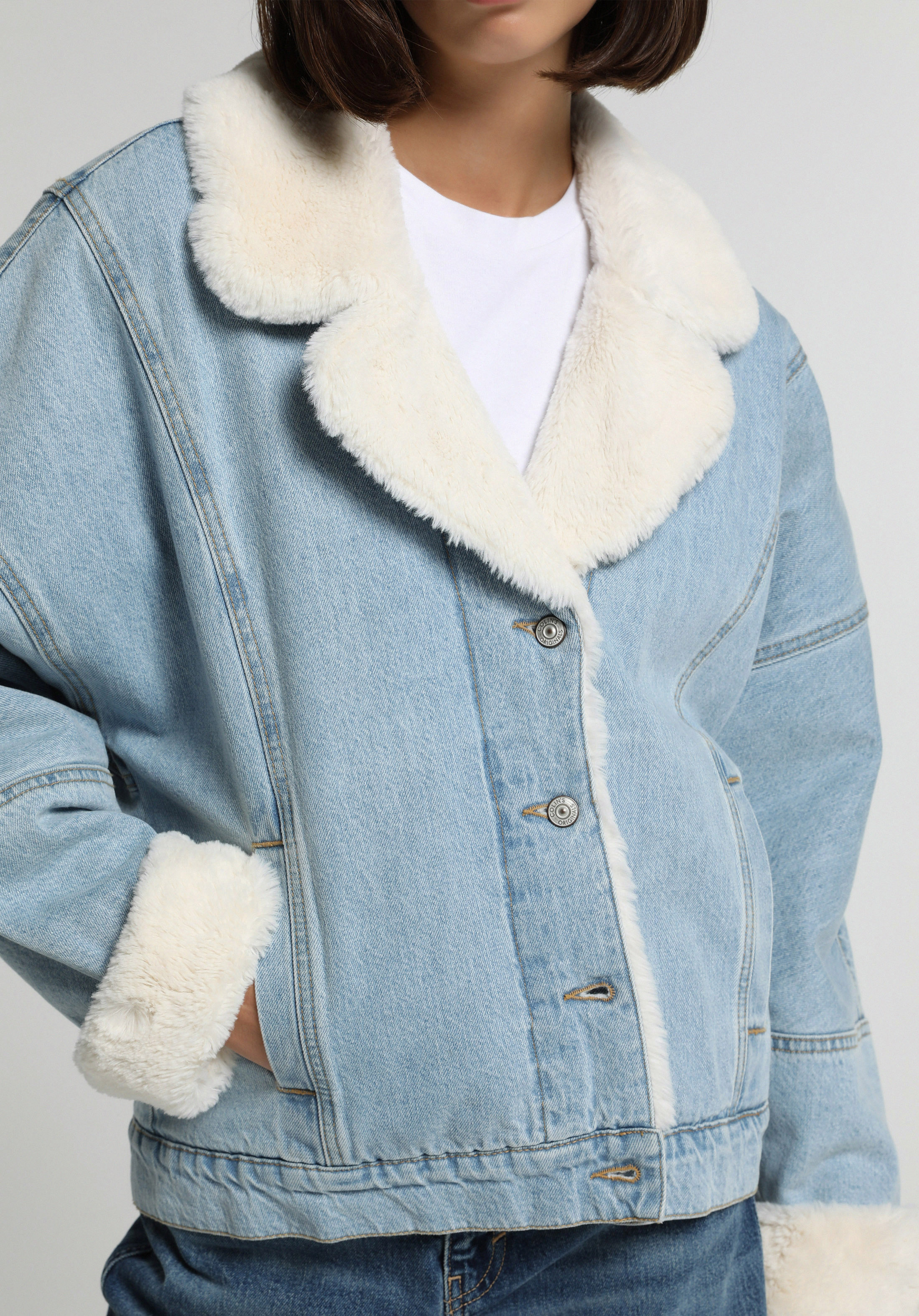 Oversize Fit Düğmeli Astarlı Kürklü Kadın Bleach İndigo Denim Ceket
