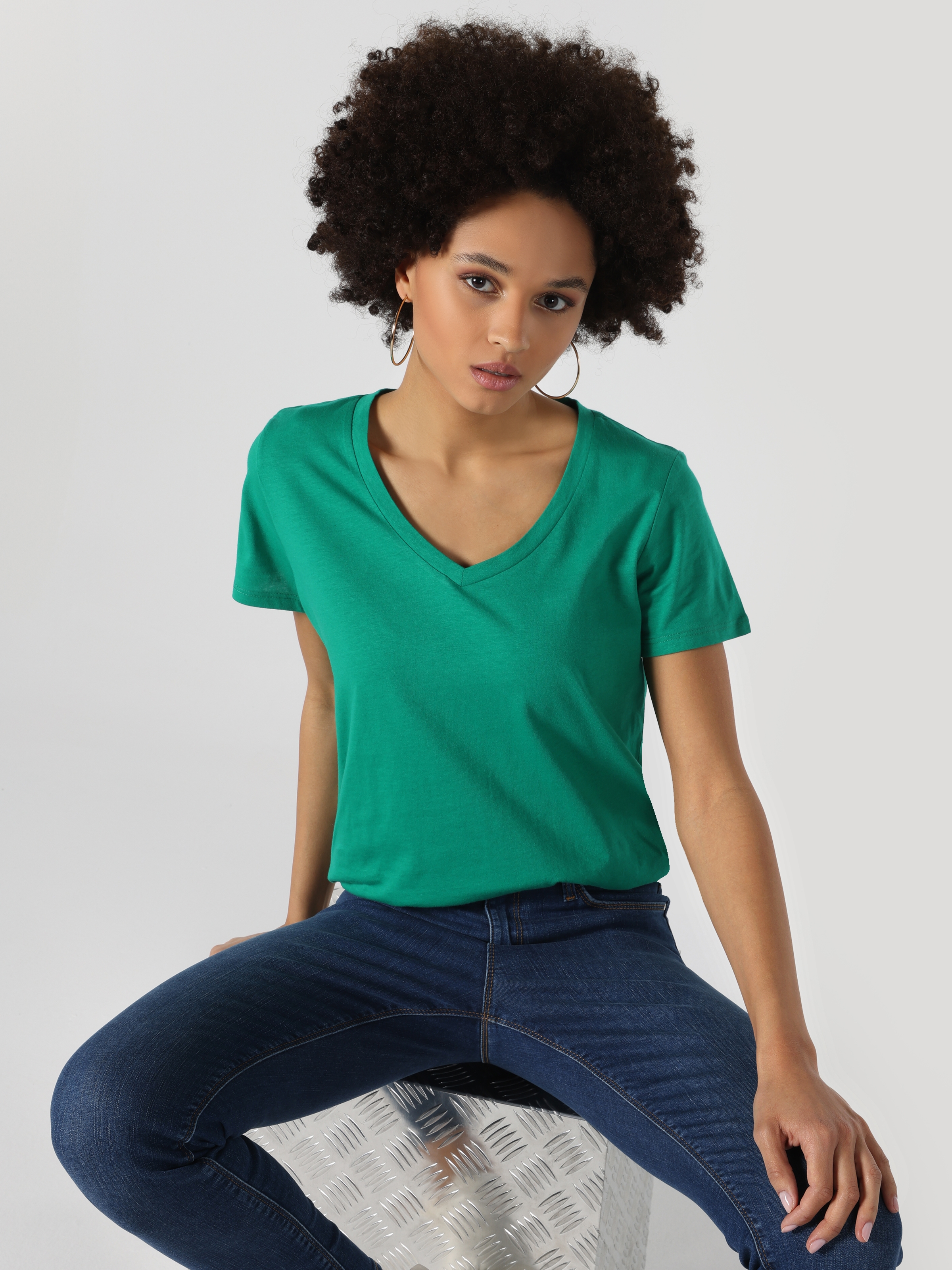 Colins Regular Fit V Yaka Basic Yeşil Kadın Kısa Kol Tişört. 1