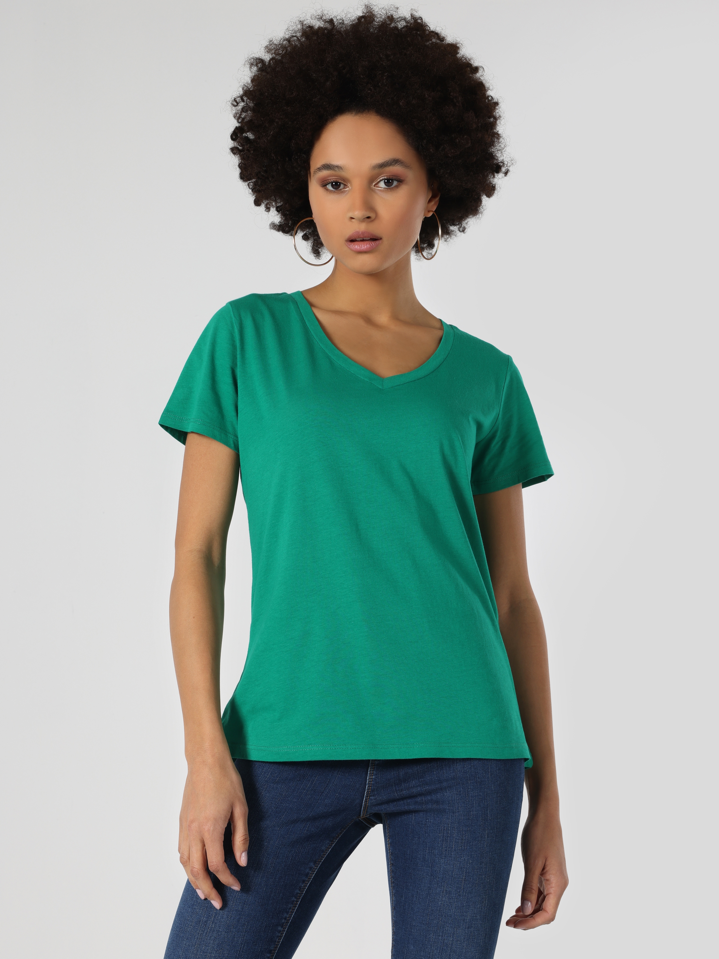 Colins Regular Fit V Yaka Basic Yeşil Kadın Kısa Kol Tişört. 4