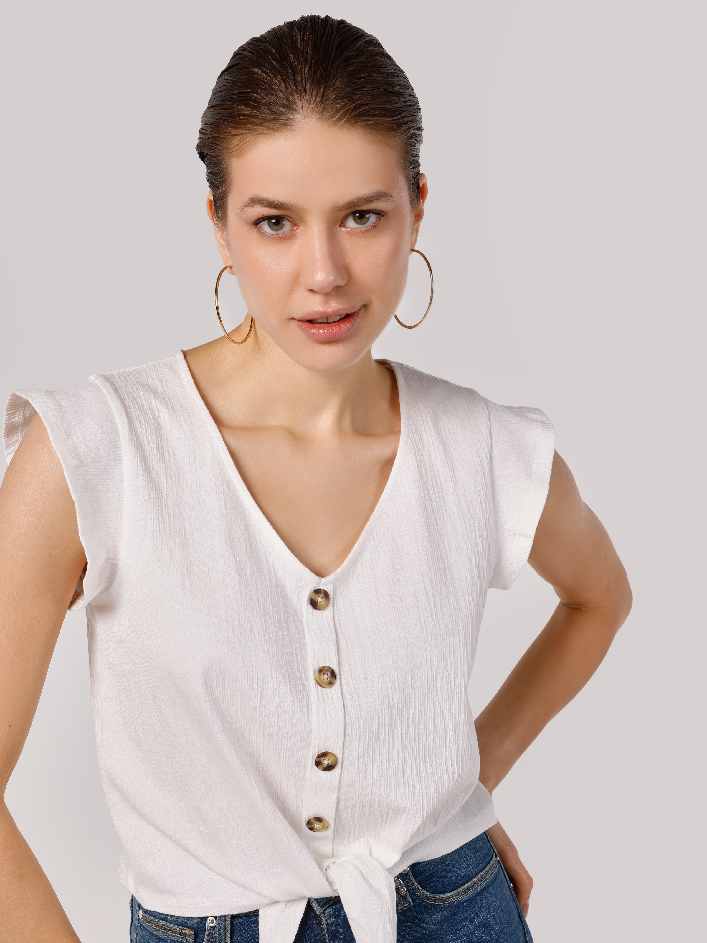 Regular Fit V Yaka Düğmeli Beyaz Kadın Kısa Kol Tişört Cl1063826