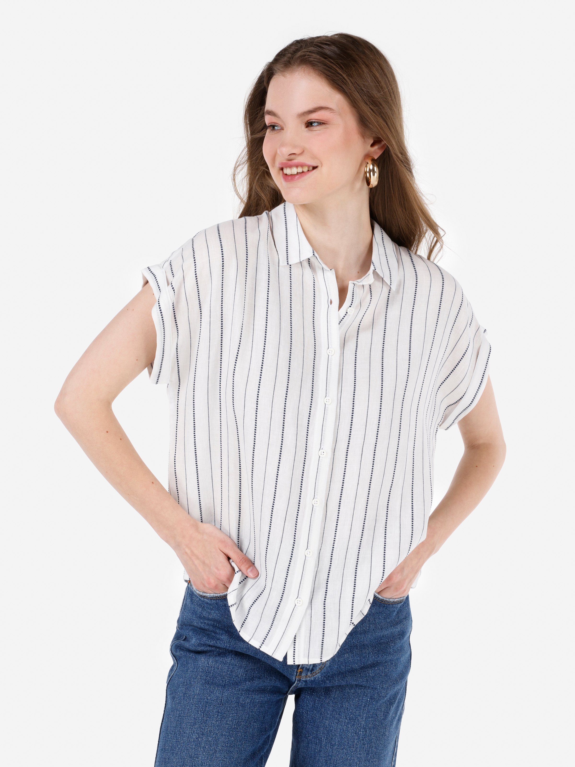 Normal Kesim Shirt Yaka Çizgili Beyaz Kadın Gömlek K.Kol