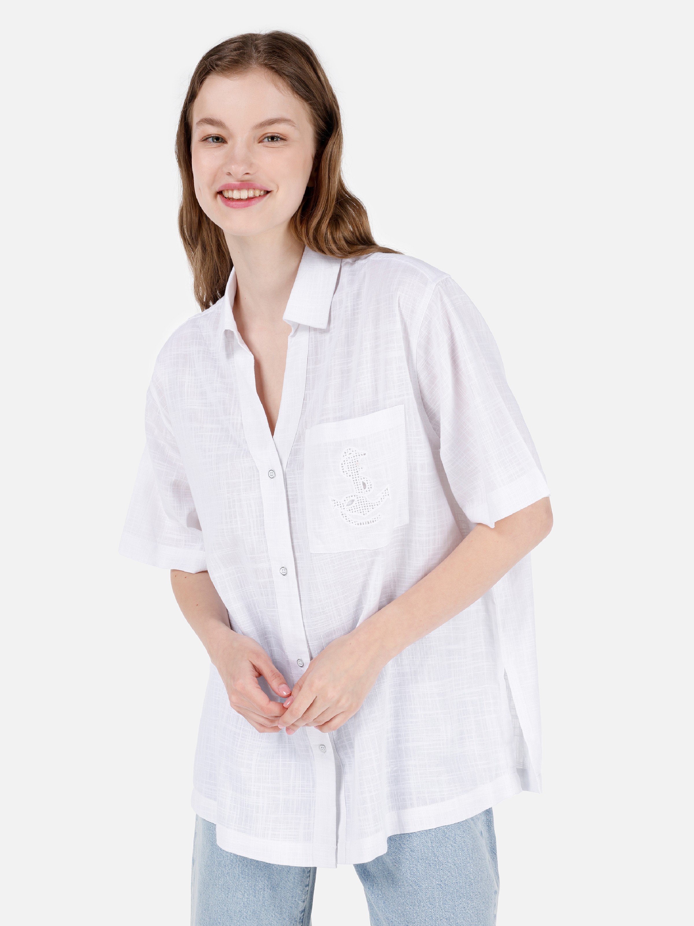 Normal Kesim Shirt Yaka İşlemeli Beyaz Kadın Kısa Kol Gömlek Cl1068891
